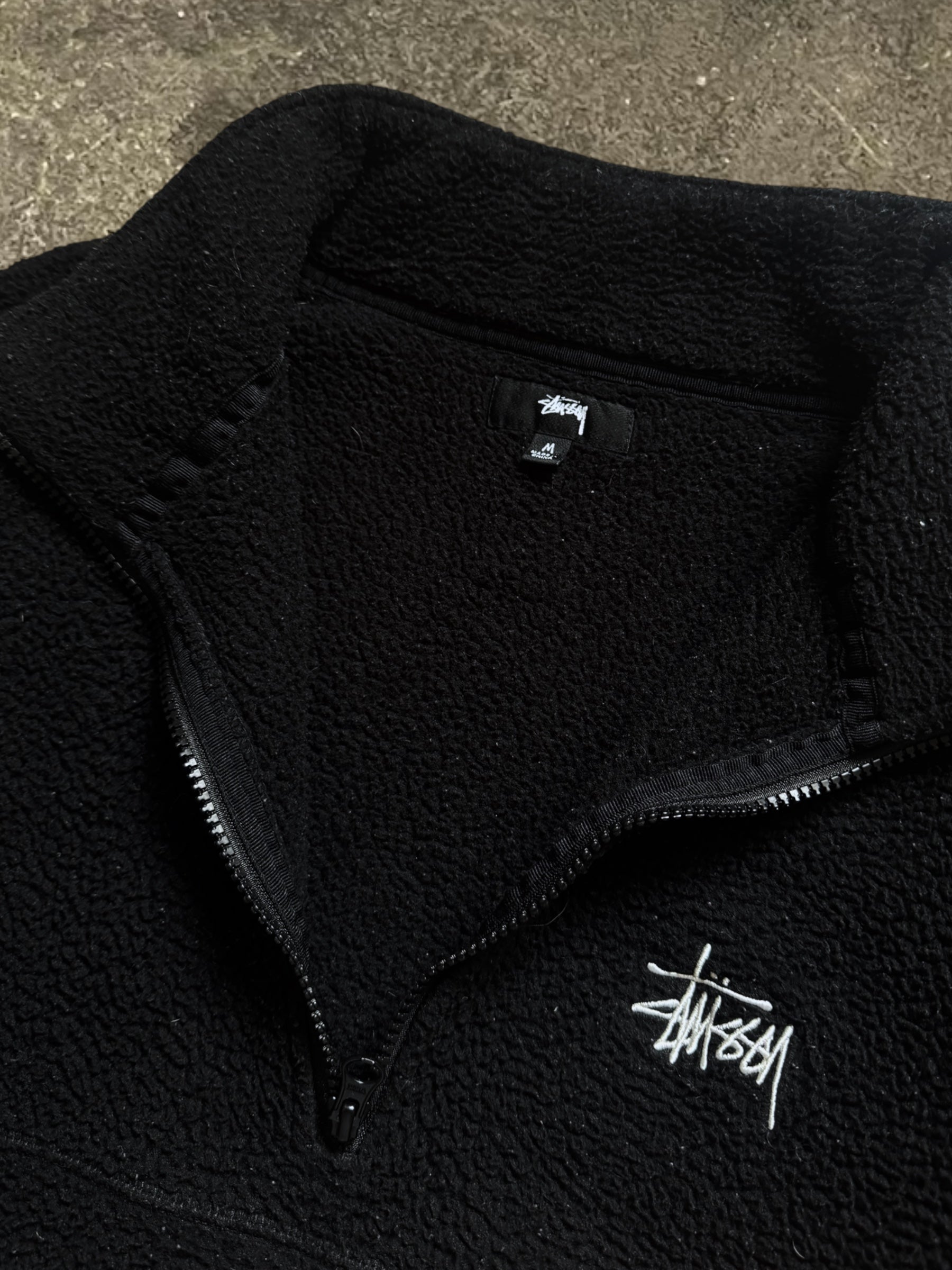 STÜSSY STOCK LOGO HALF ZIP FLEECE