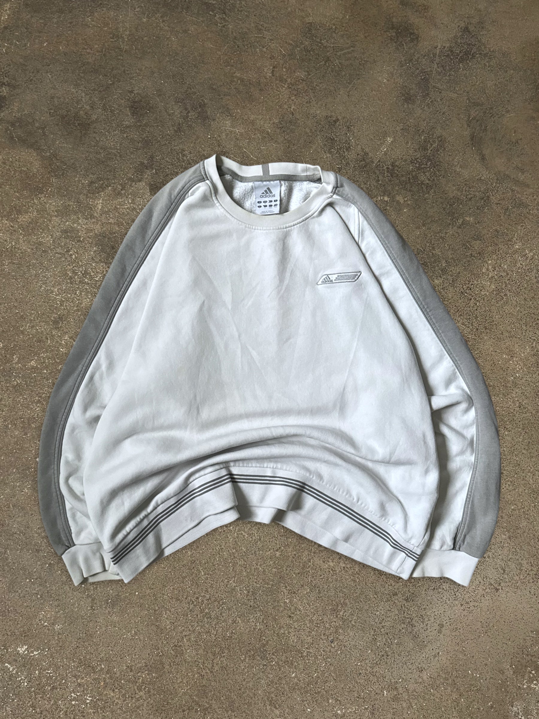 VINTAGE 00S ADIDAS SWEATSHIRT