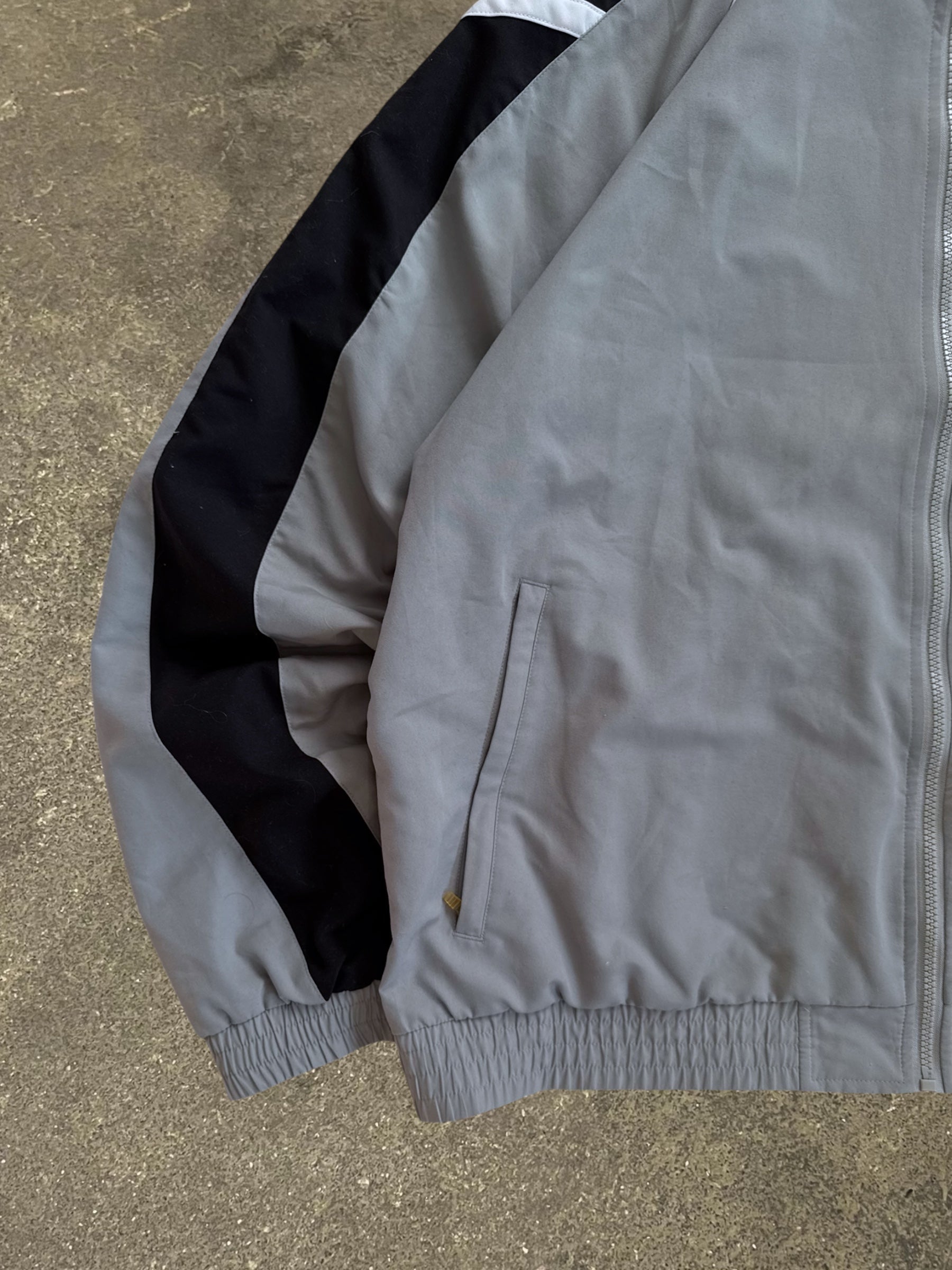 VINTAGE 00S GREY ADIDAS WINDBREAKER