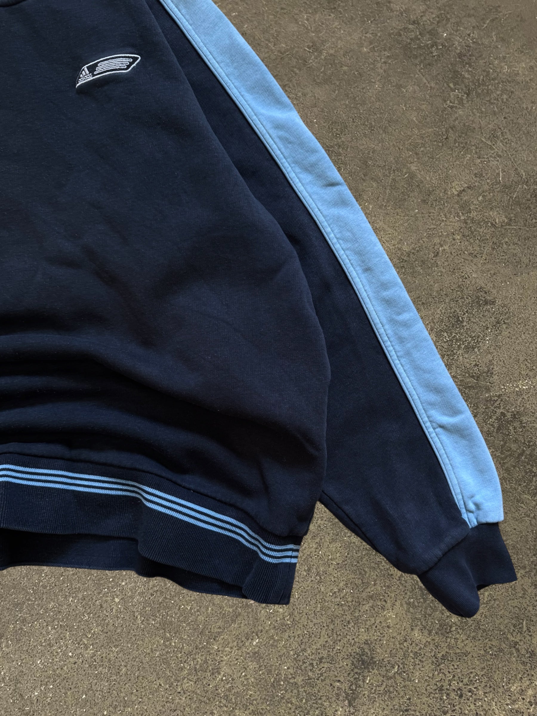 VINTAGE 00S ADIDAS SWEATSHIRT