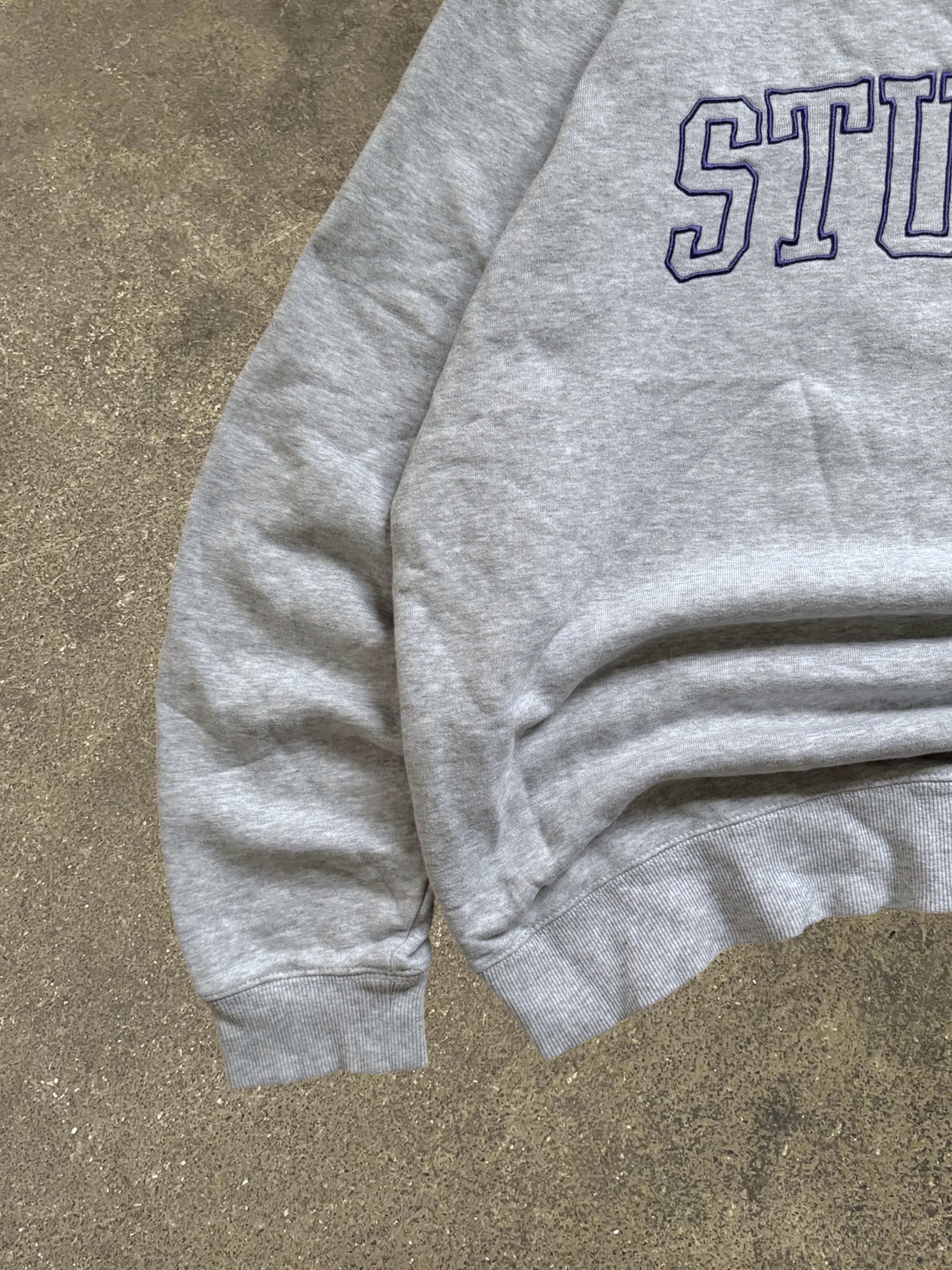 STÜSSY GREY SPELLOUT LOGO SWEATSHIRT