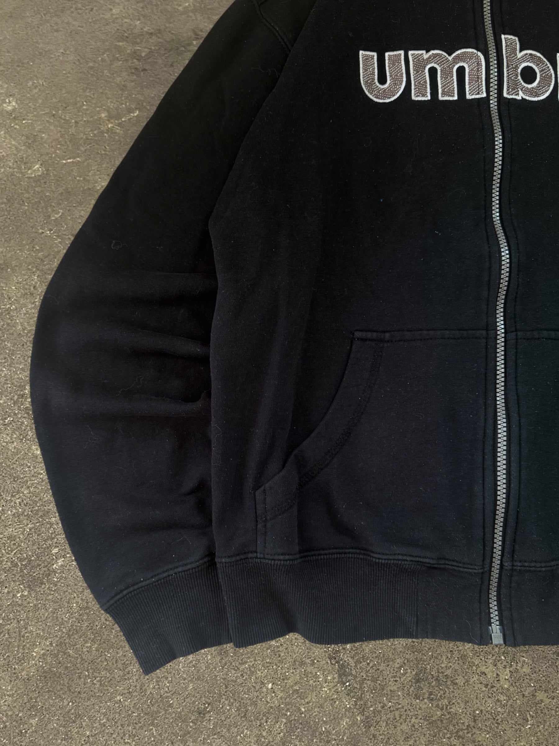 VINTAGE UMBRO BLACK ZIP-UP HOODIE