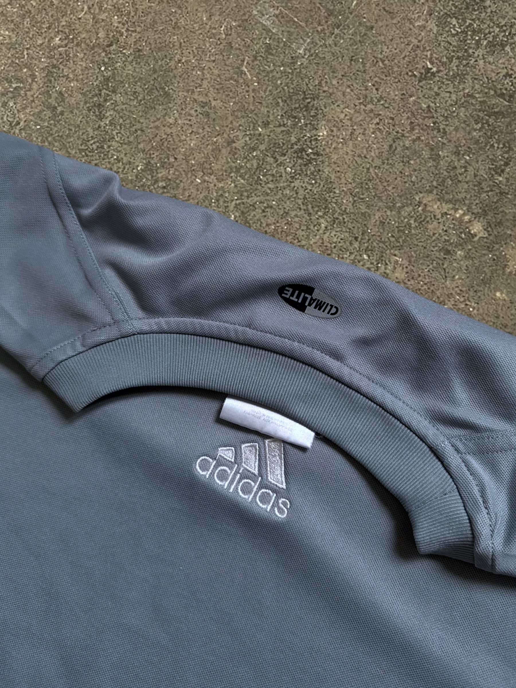 VINTAGE 00S ADIDAS T-SHIRT