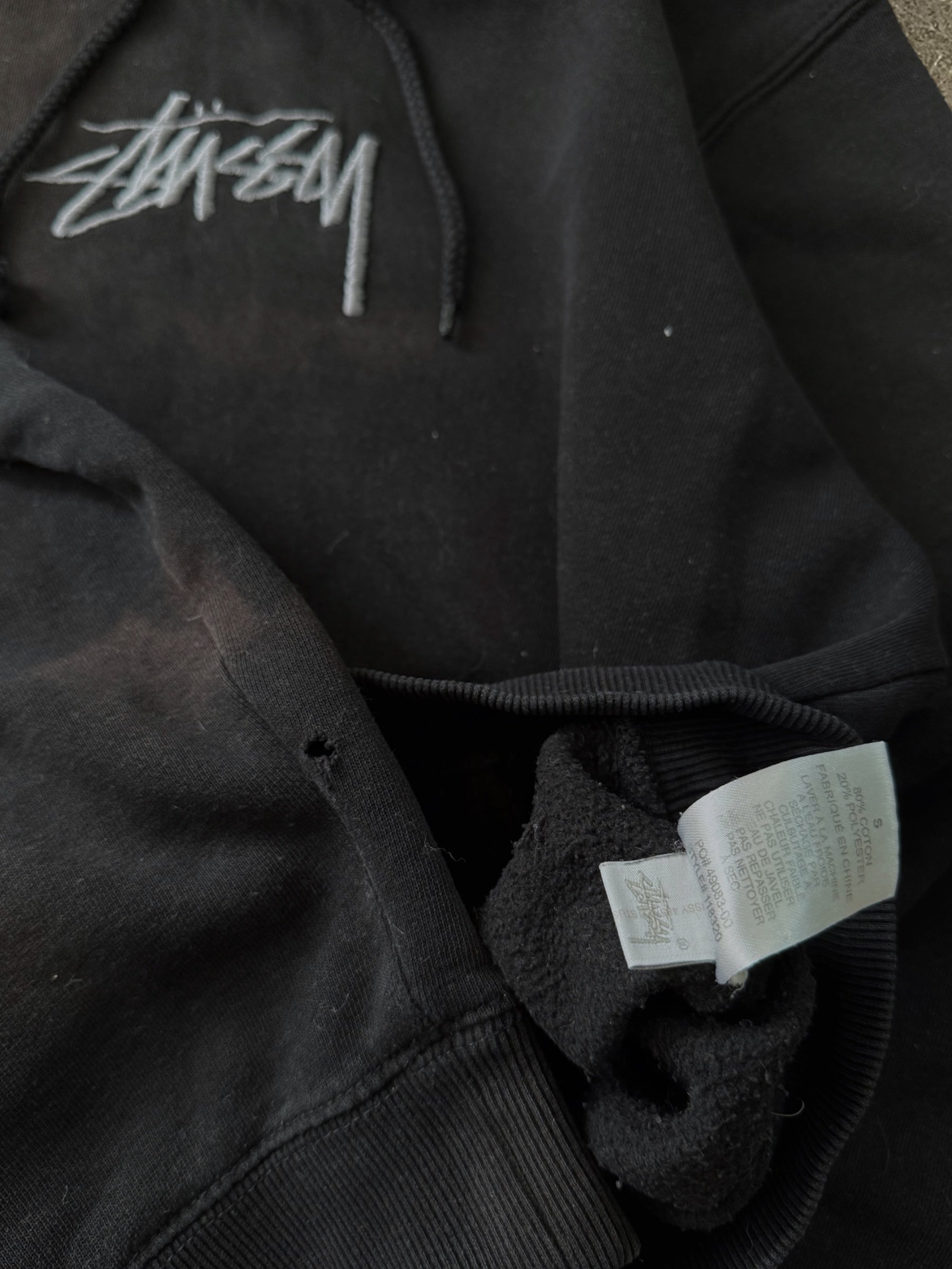 STÜSSY BLACK APPLIQUE LOGO HOODIE