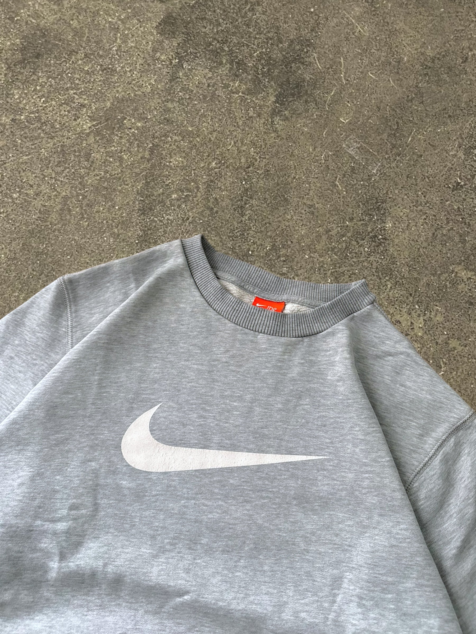 VINTAGE 00S NIKE SWEATSHIRT