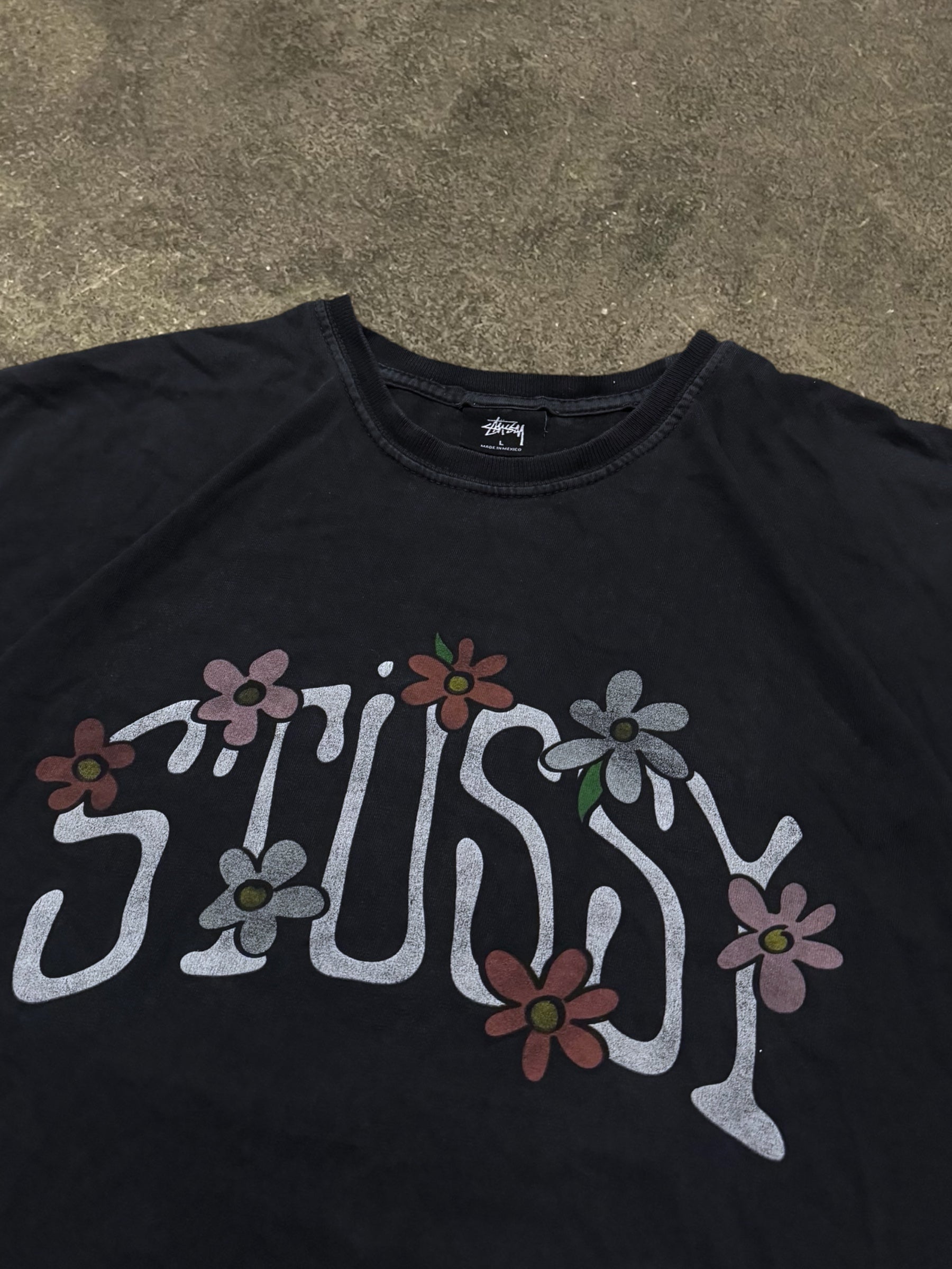 STÜSSY FLOWER COLLEGIATE T-SHIRT