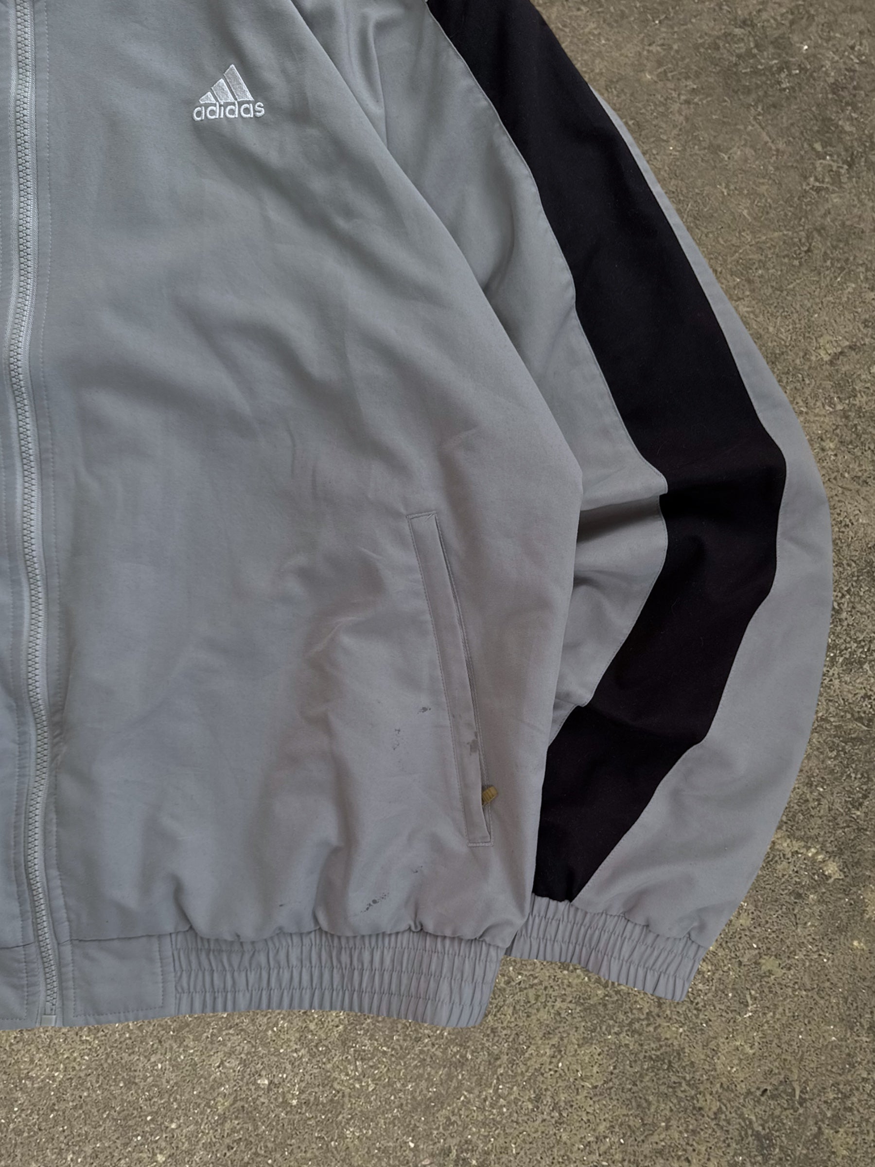 VINTAGE 00S GREY ADIDAS WINDBREAKER