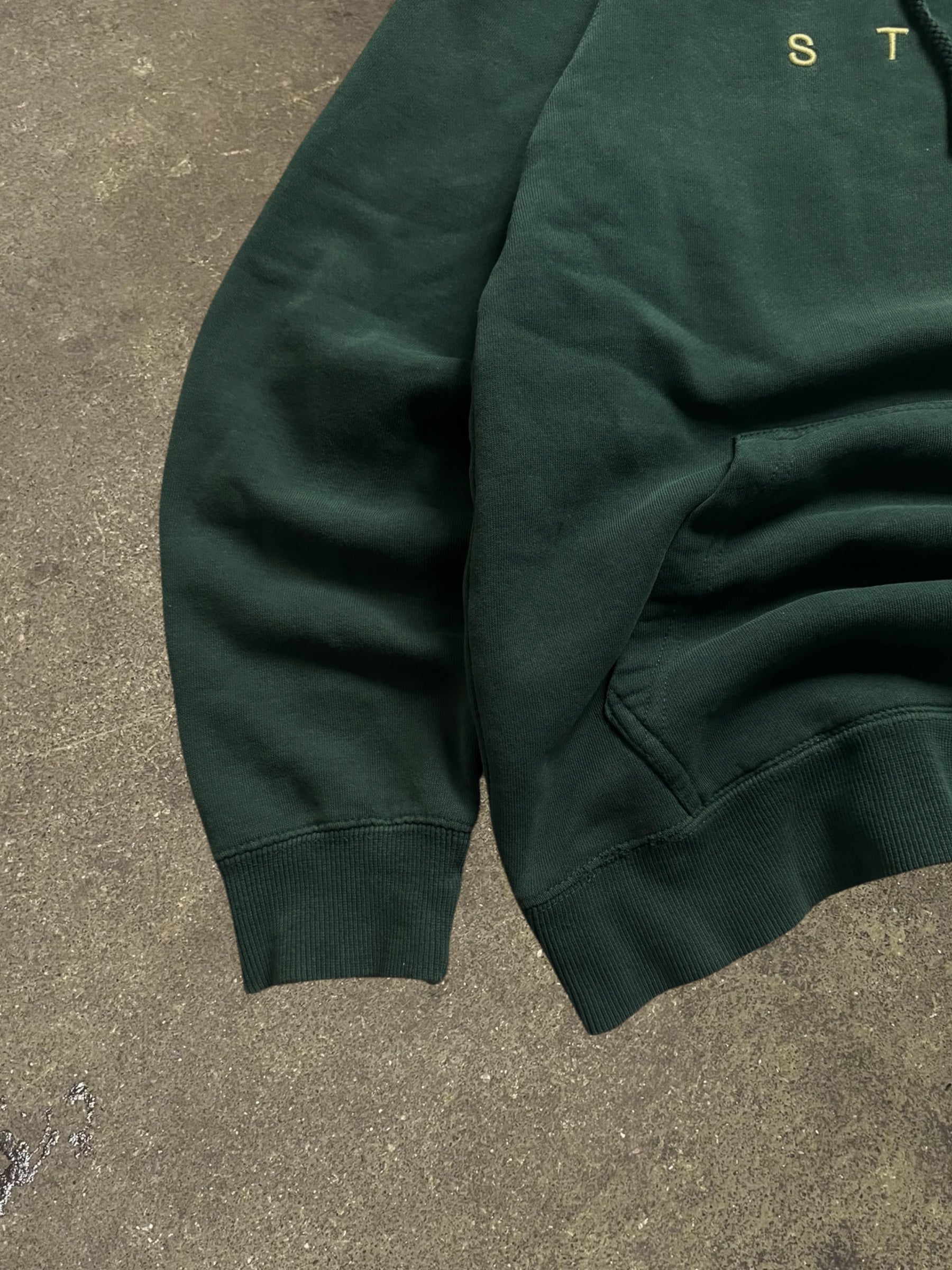 STÜSSY HELVETICA LOGO HOODIE