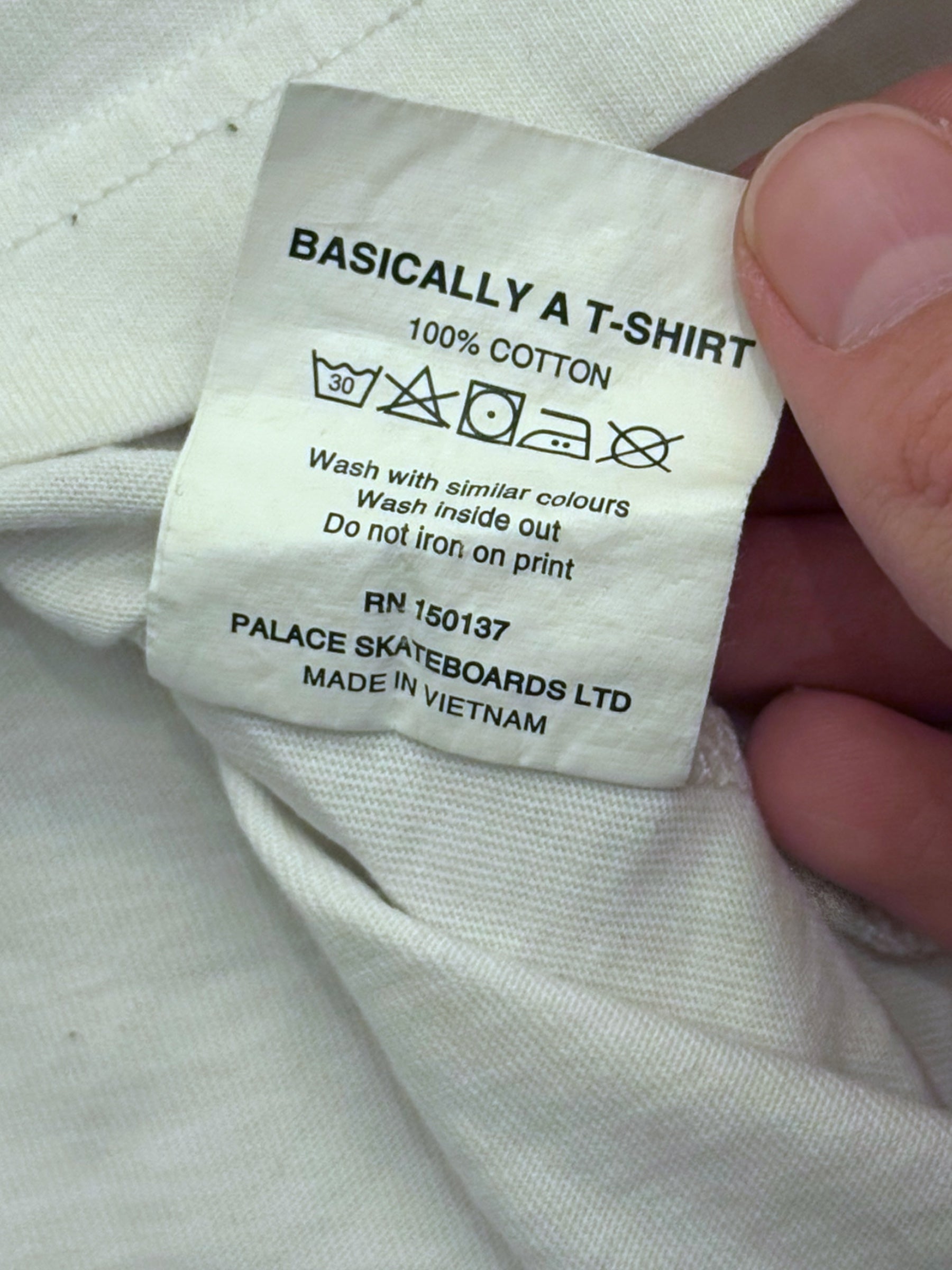 PALACE BASICALLY A T-SHIRT