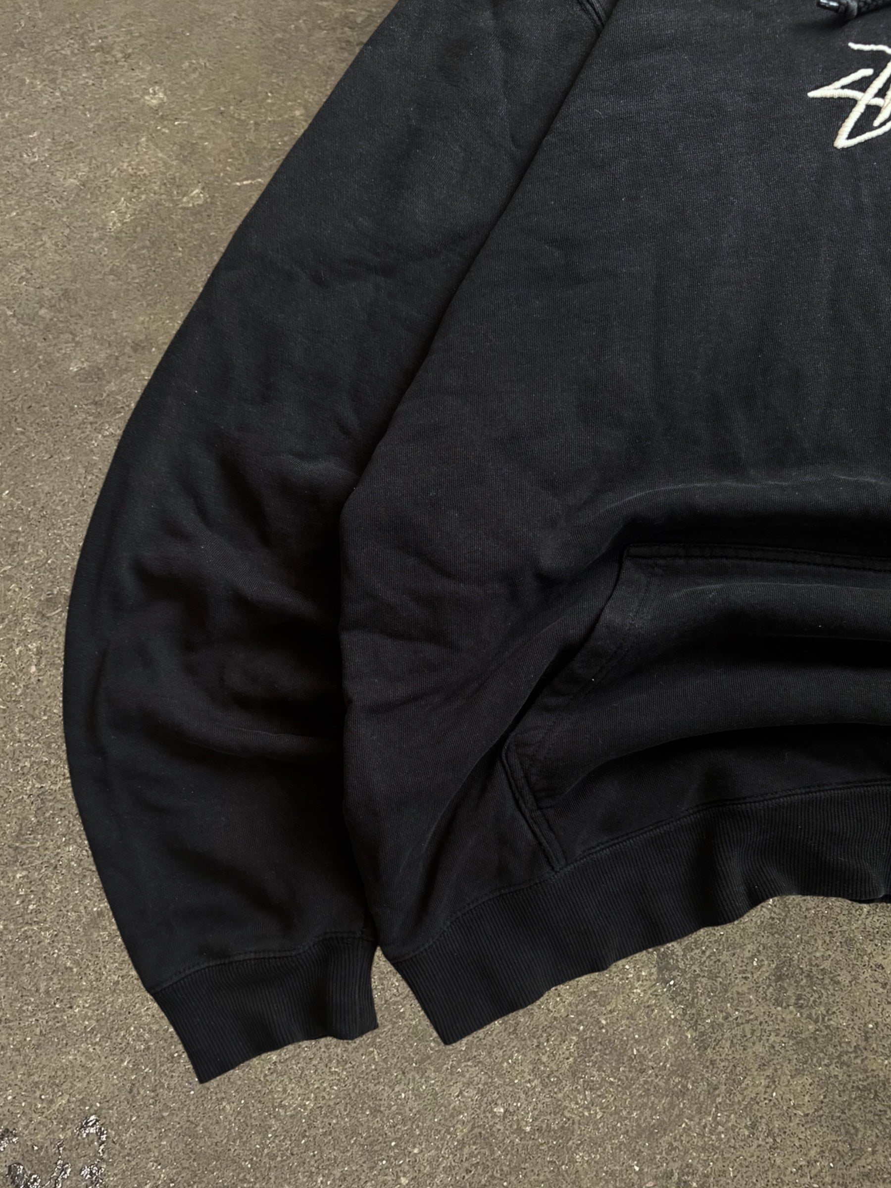 STÜSSY BLACK APPLIQUE LOGO HOODIE