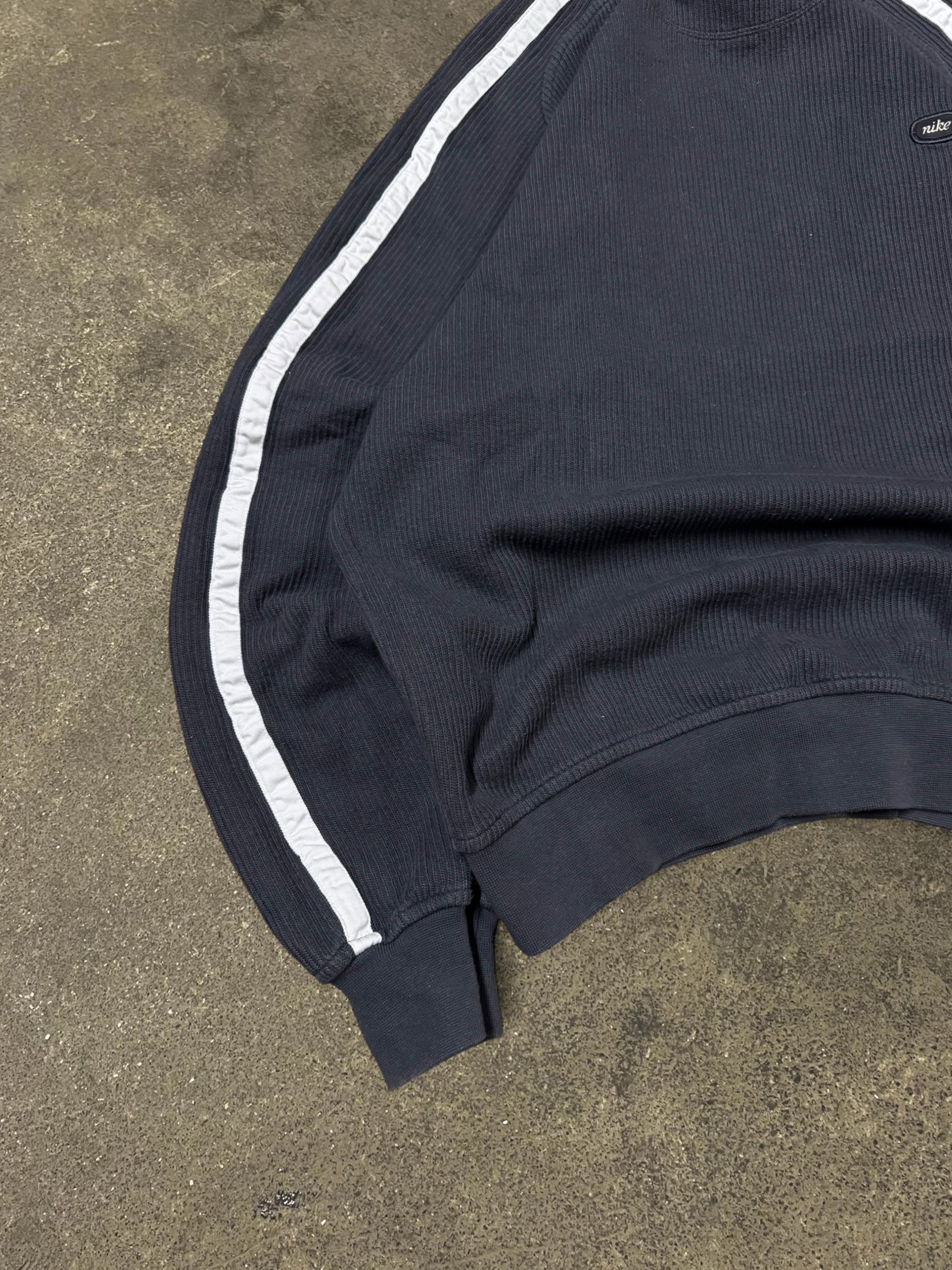 VINTAGE 00S NIKE SWEATSHIRT