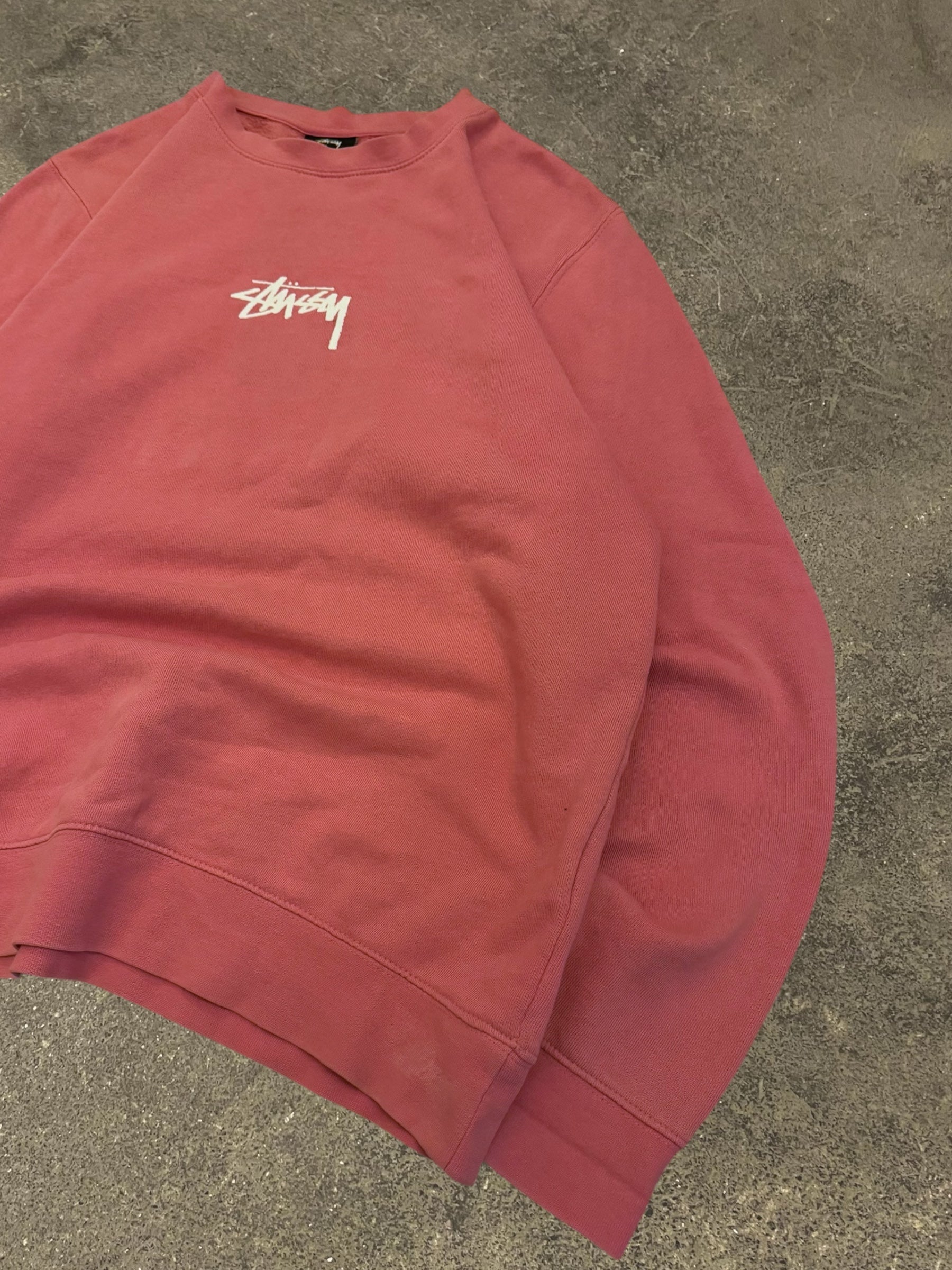 STÜSSY MIDDLE LOGO SWEATSHIRT