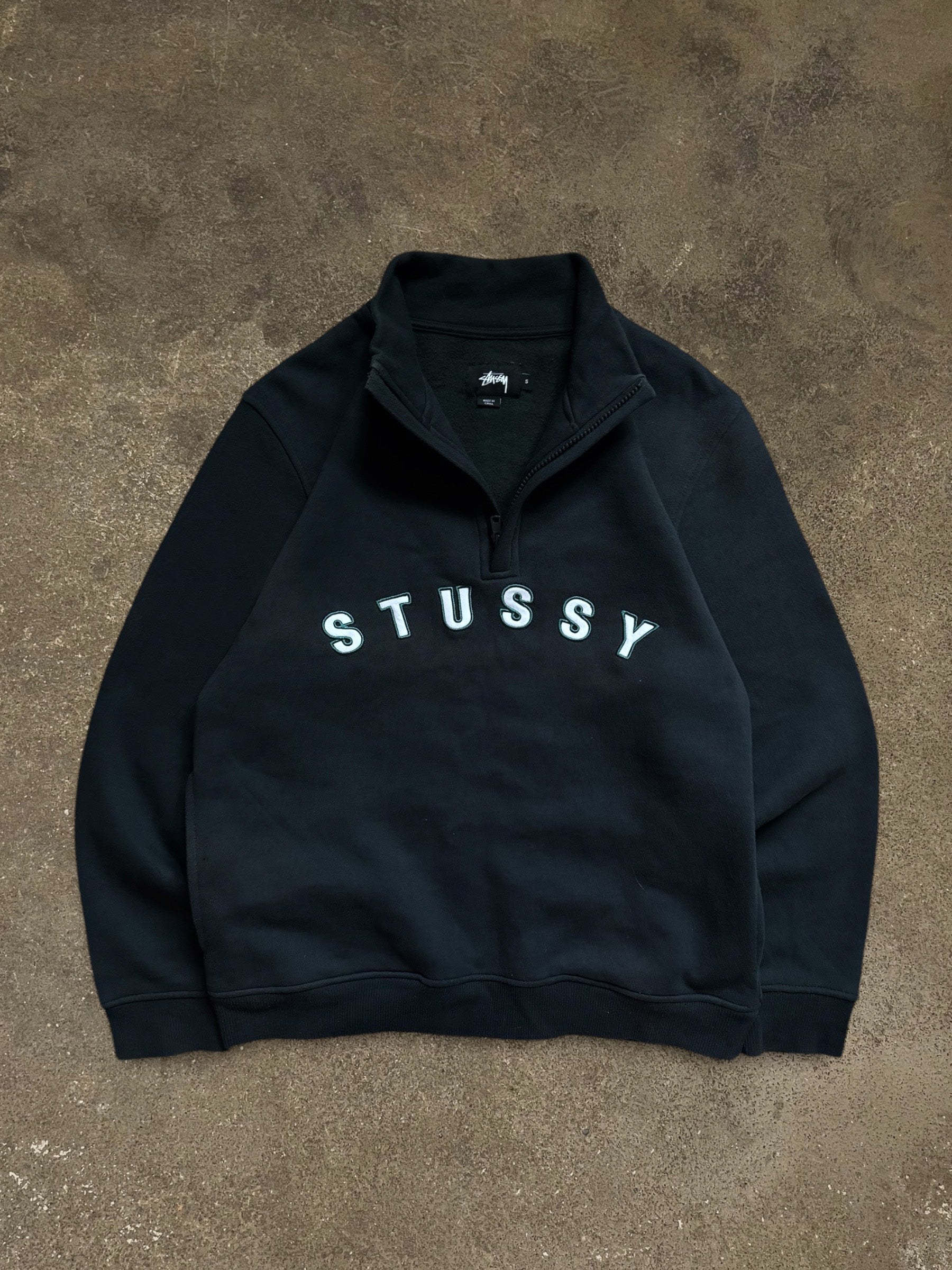 STÜSSY QUARTER ZIP SWEATSHIRT