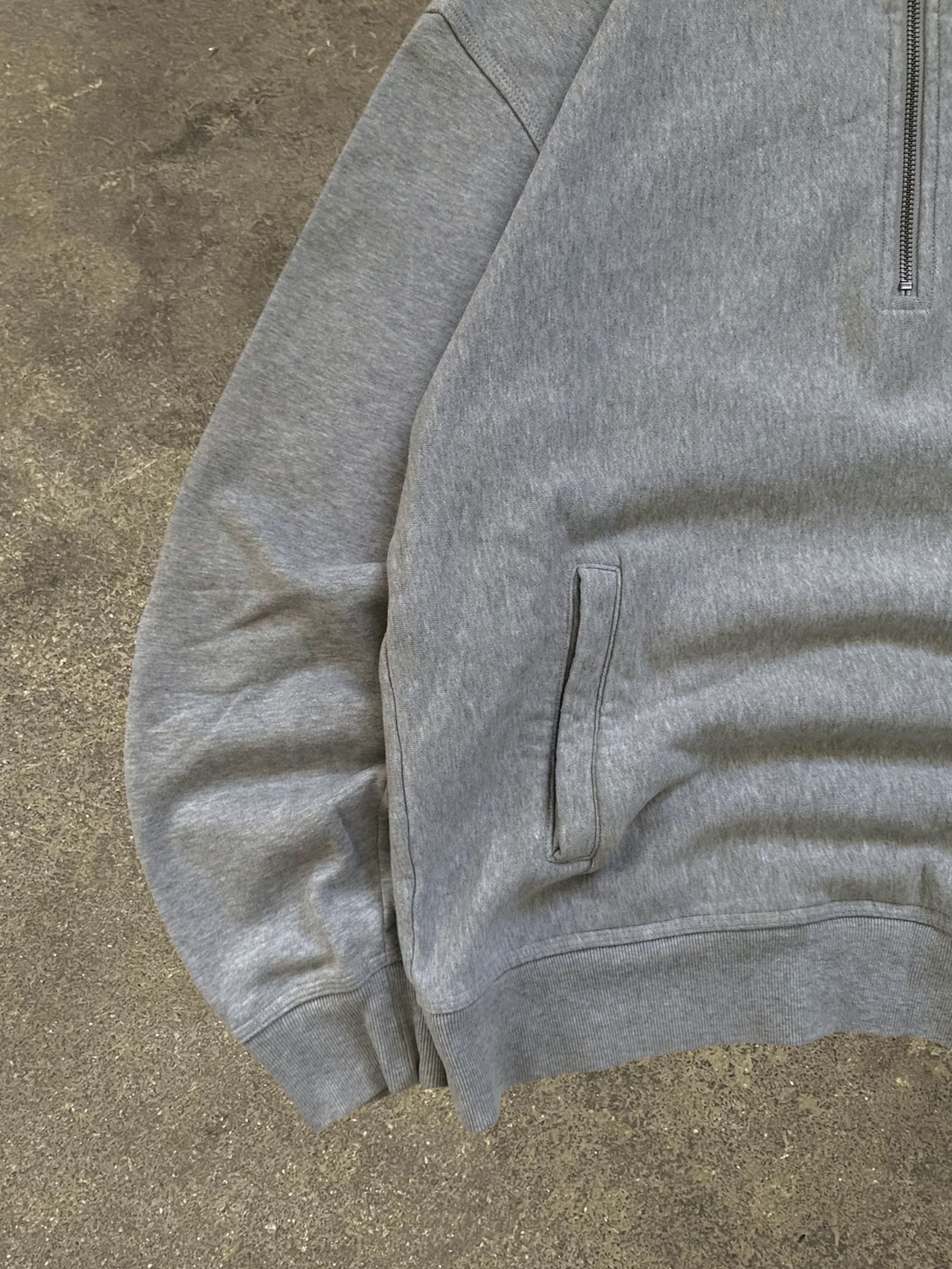 STÜSSY STOCK LOGO QUARTER-ZIP SWEATSHIRT