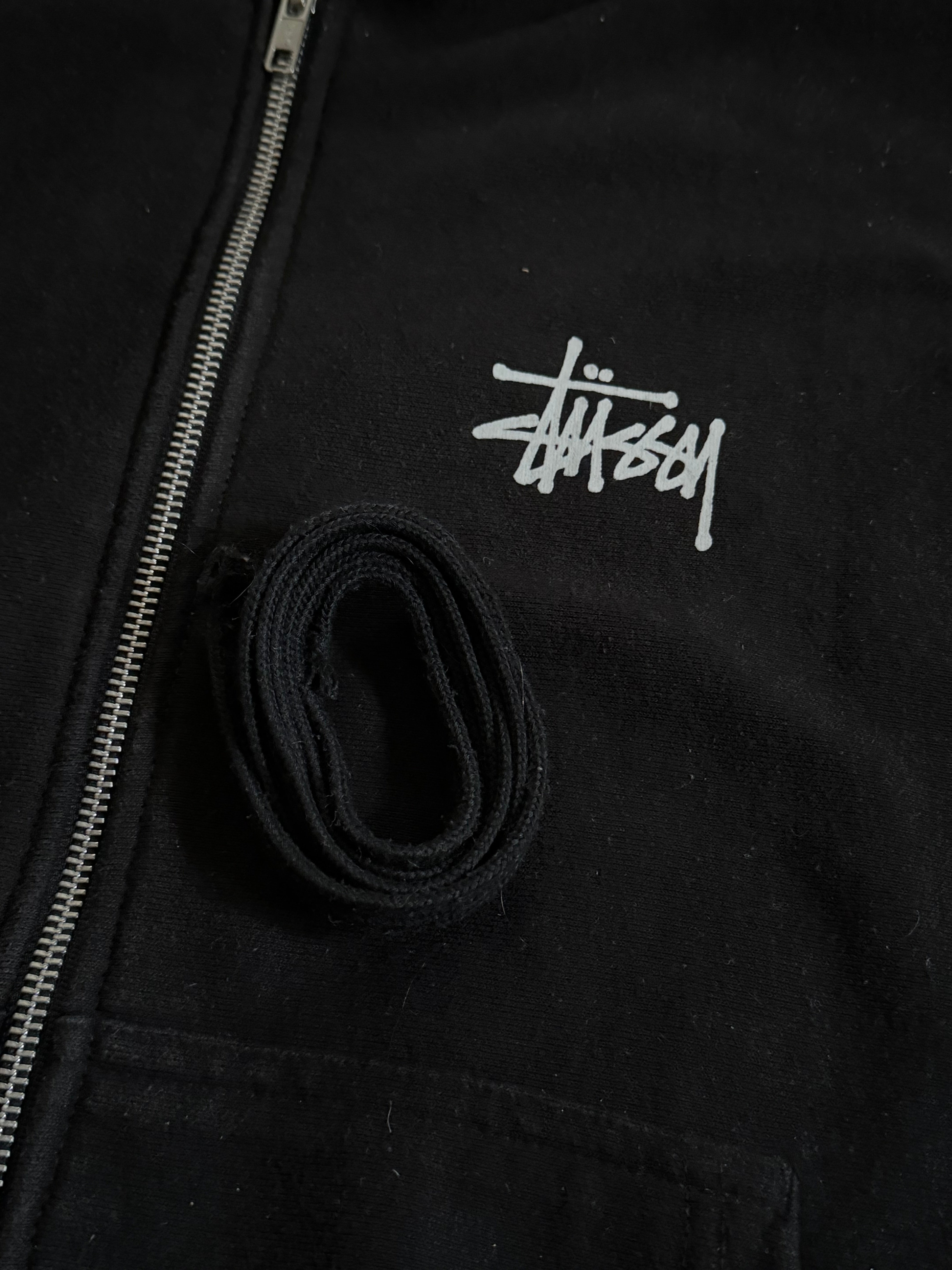 STÜSSY BLACK BASIC LOGO ZIP-UP HOODIE