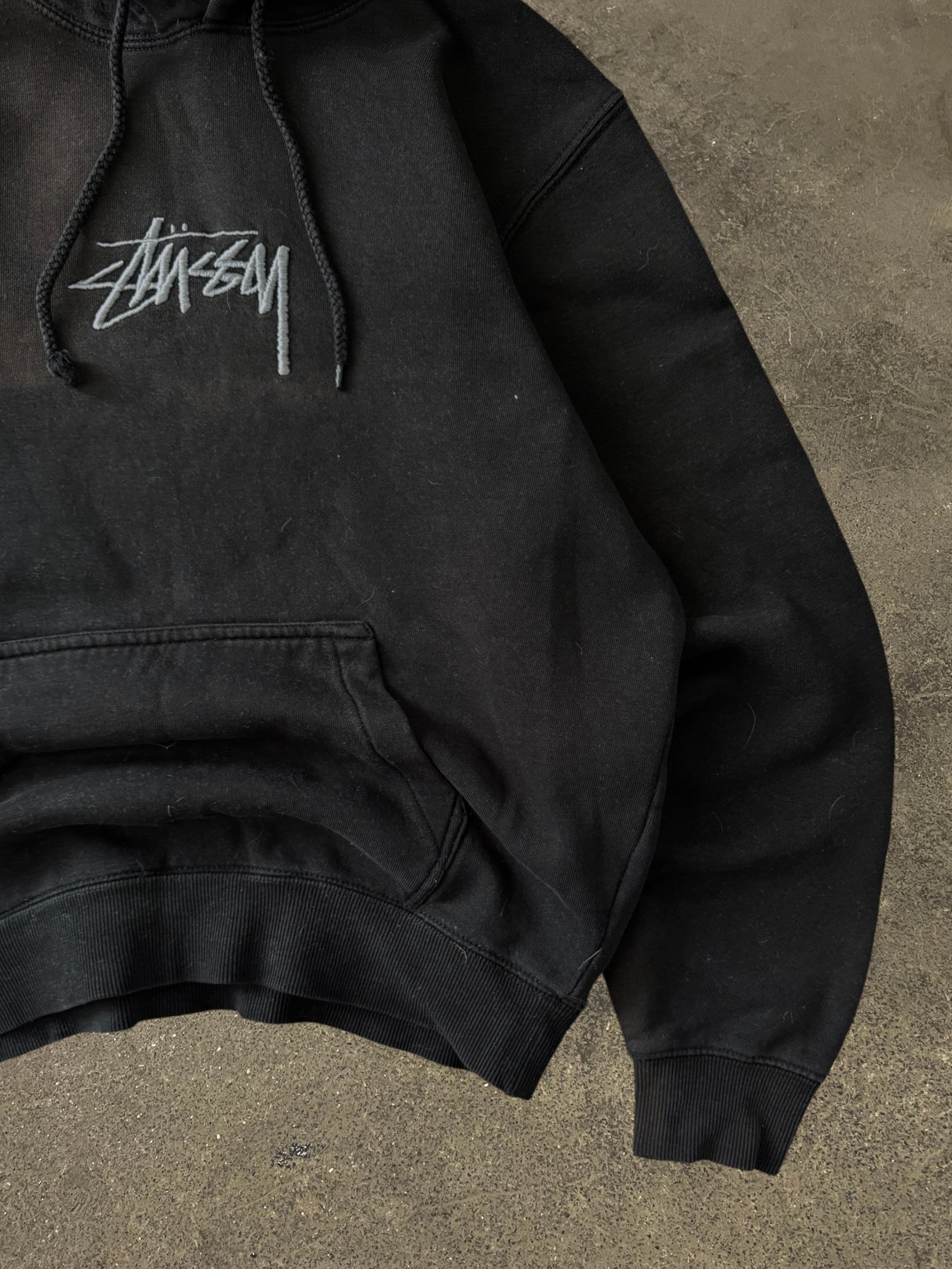STÜSSY BLACK APPLIQUE LOGO HOODIE