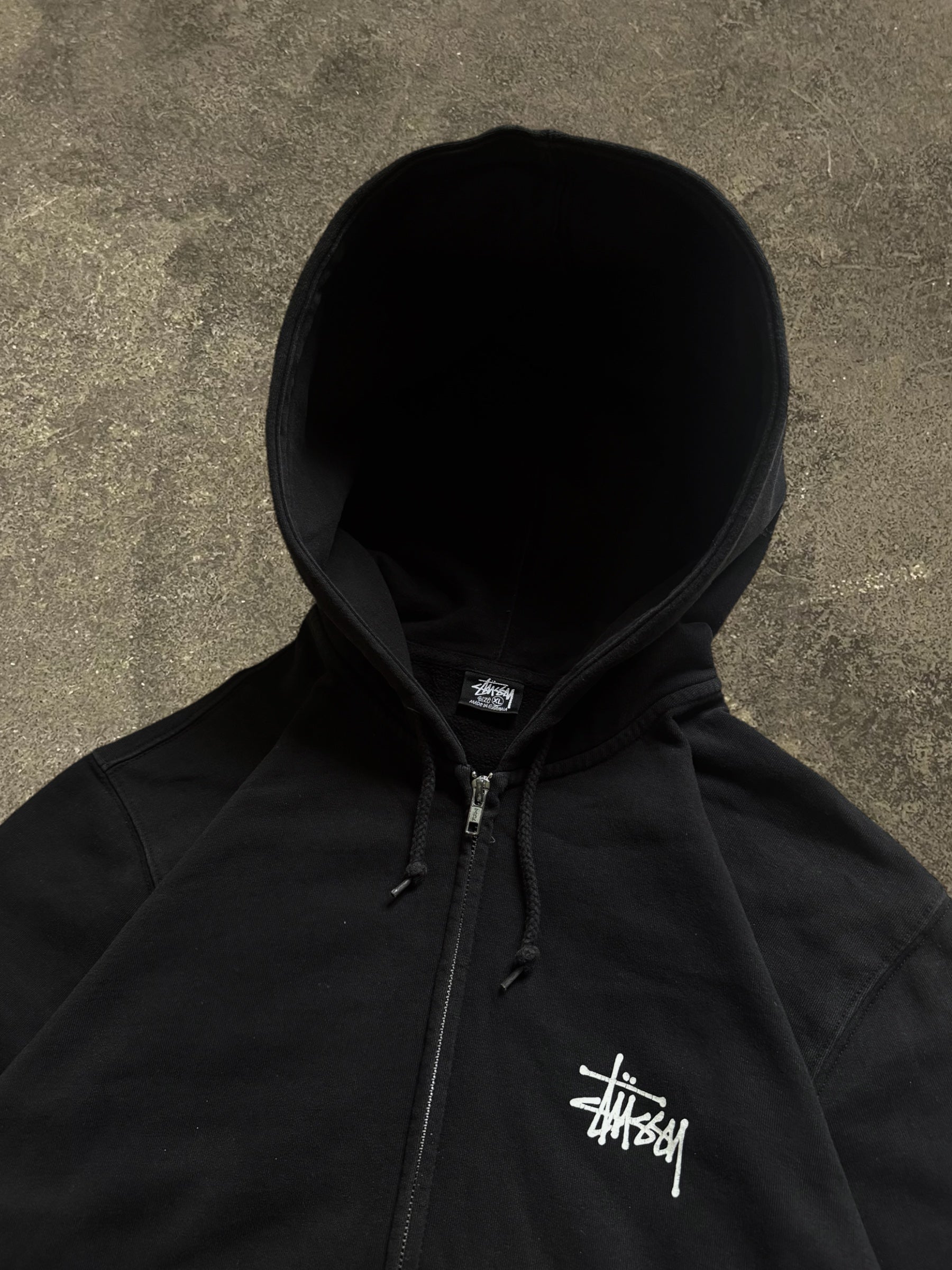 STÜSSY BLACK BASIC LOGO ZIP-UP HOODIE