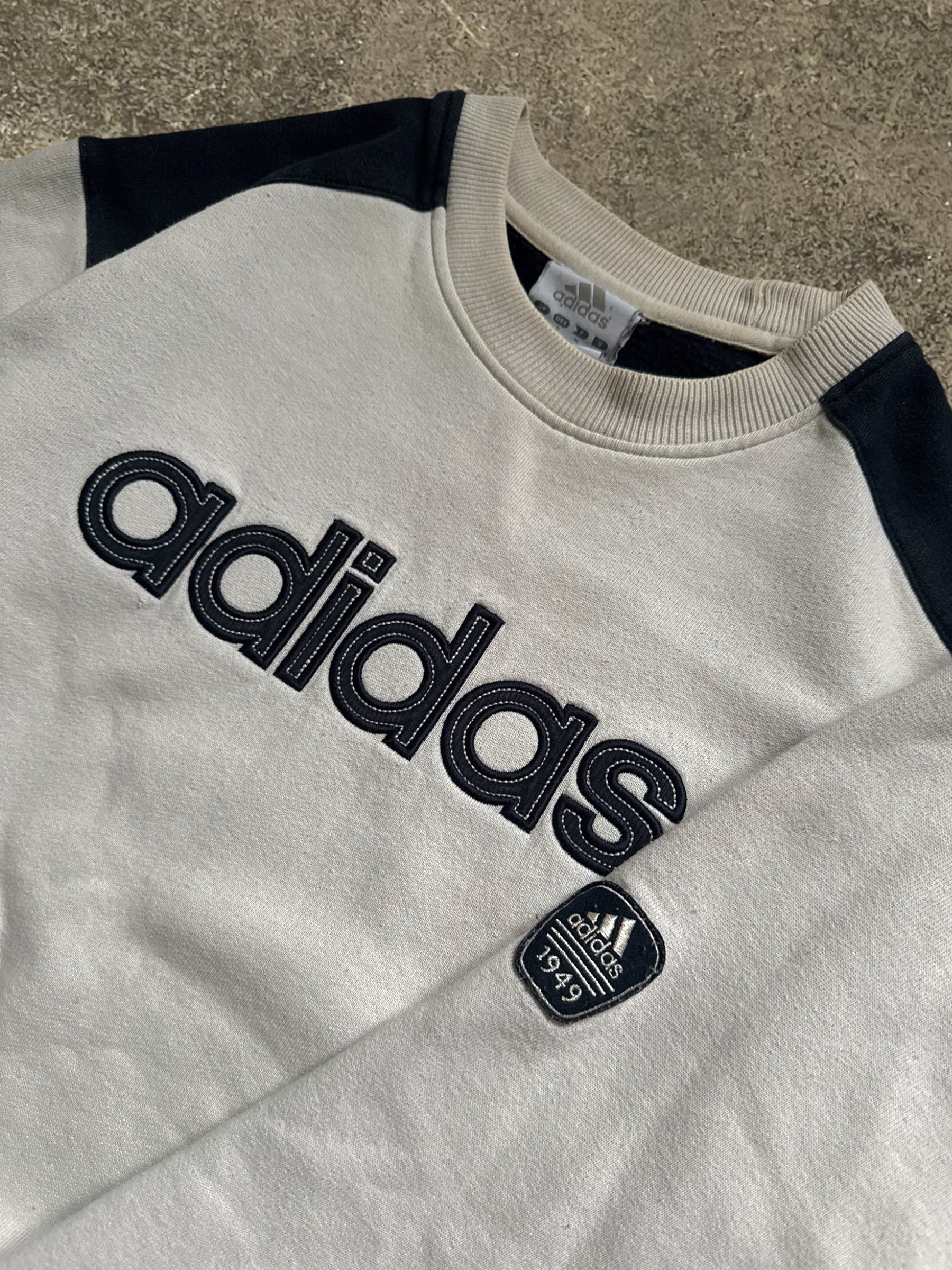 VINTAGE 00S ADIDAS SWEATSHIRT