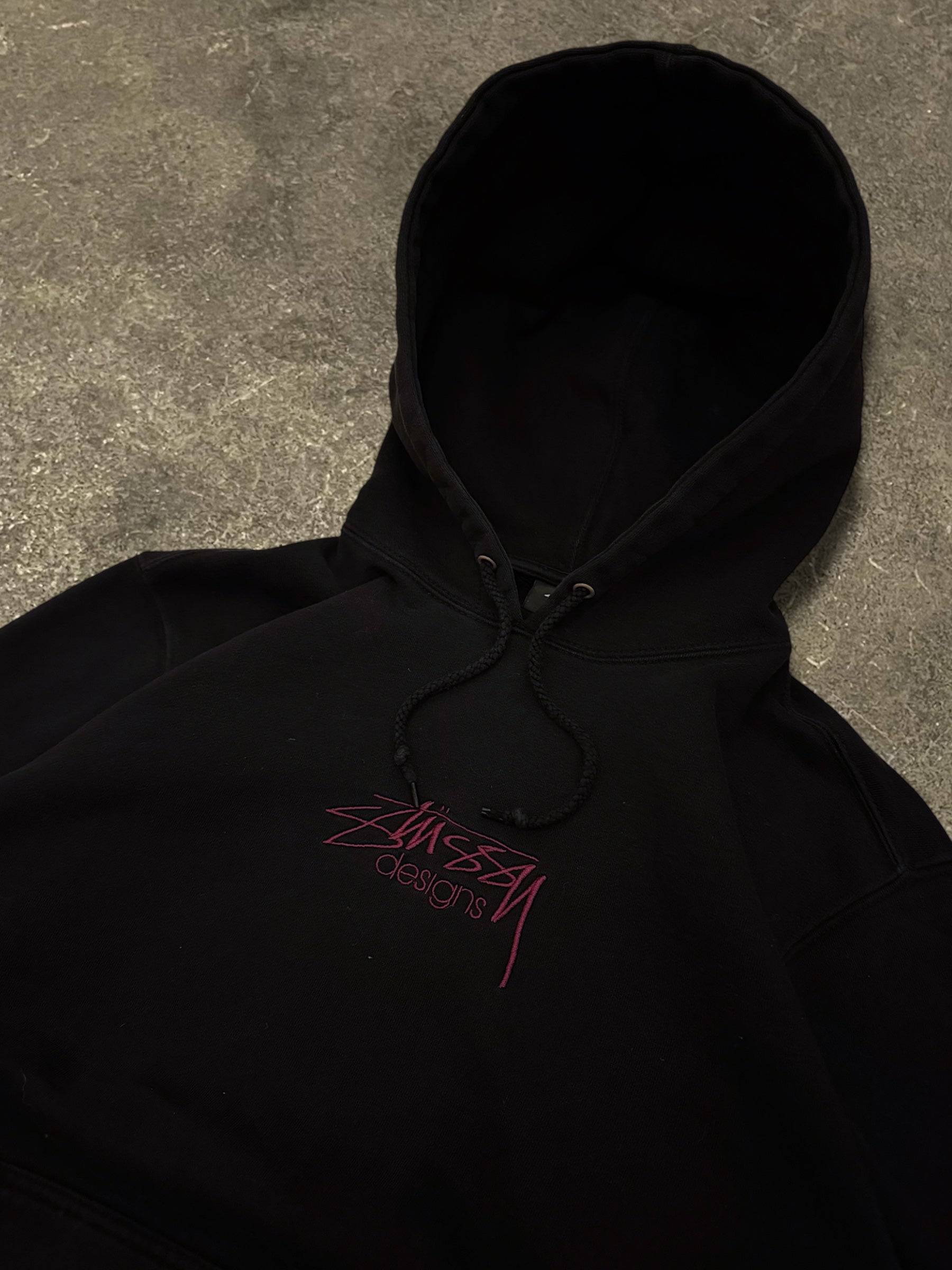 STÜSSY DESIGN HOODIE