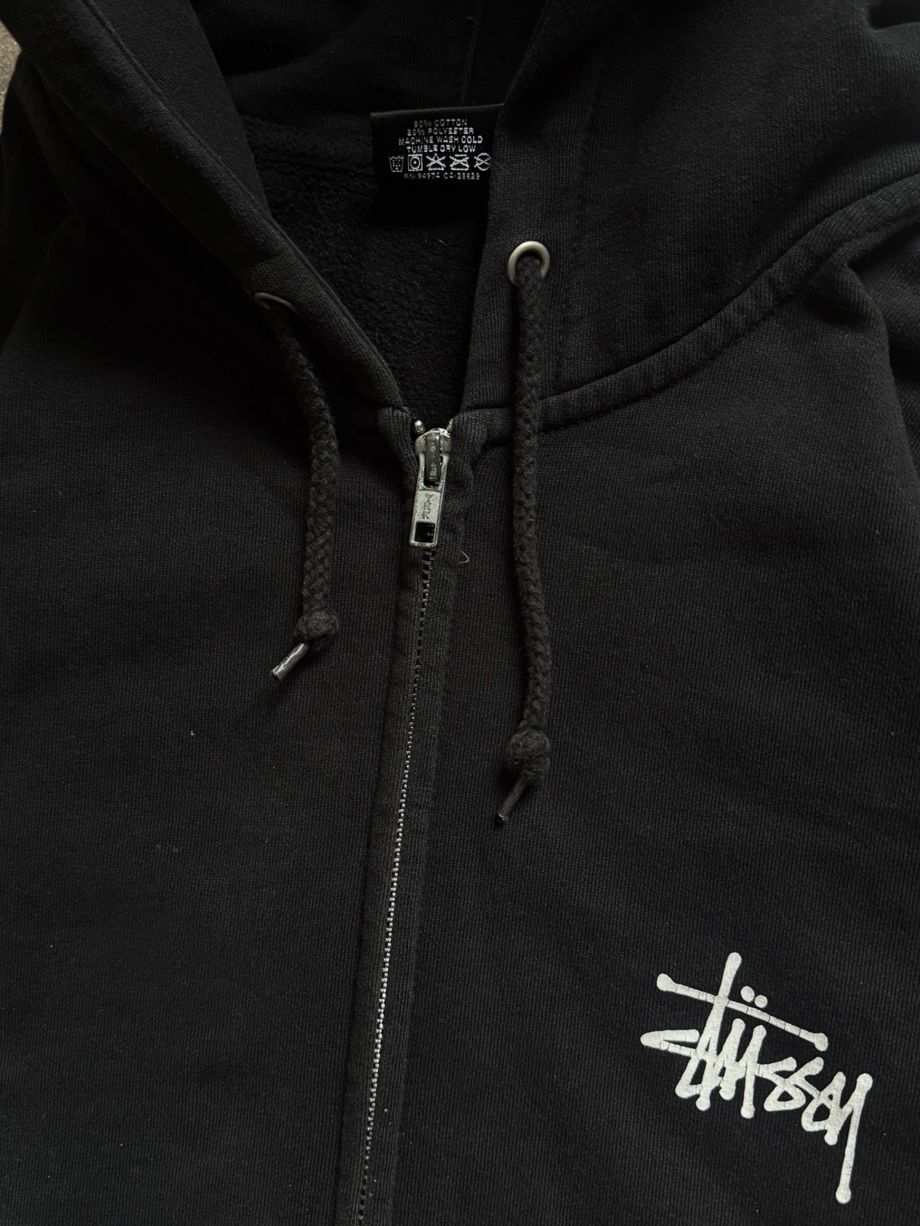 STÜSSY BLACK BASIC LOGO ZIP-UP HOODIE