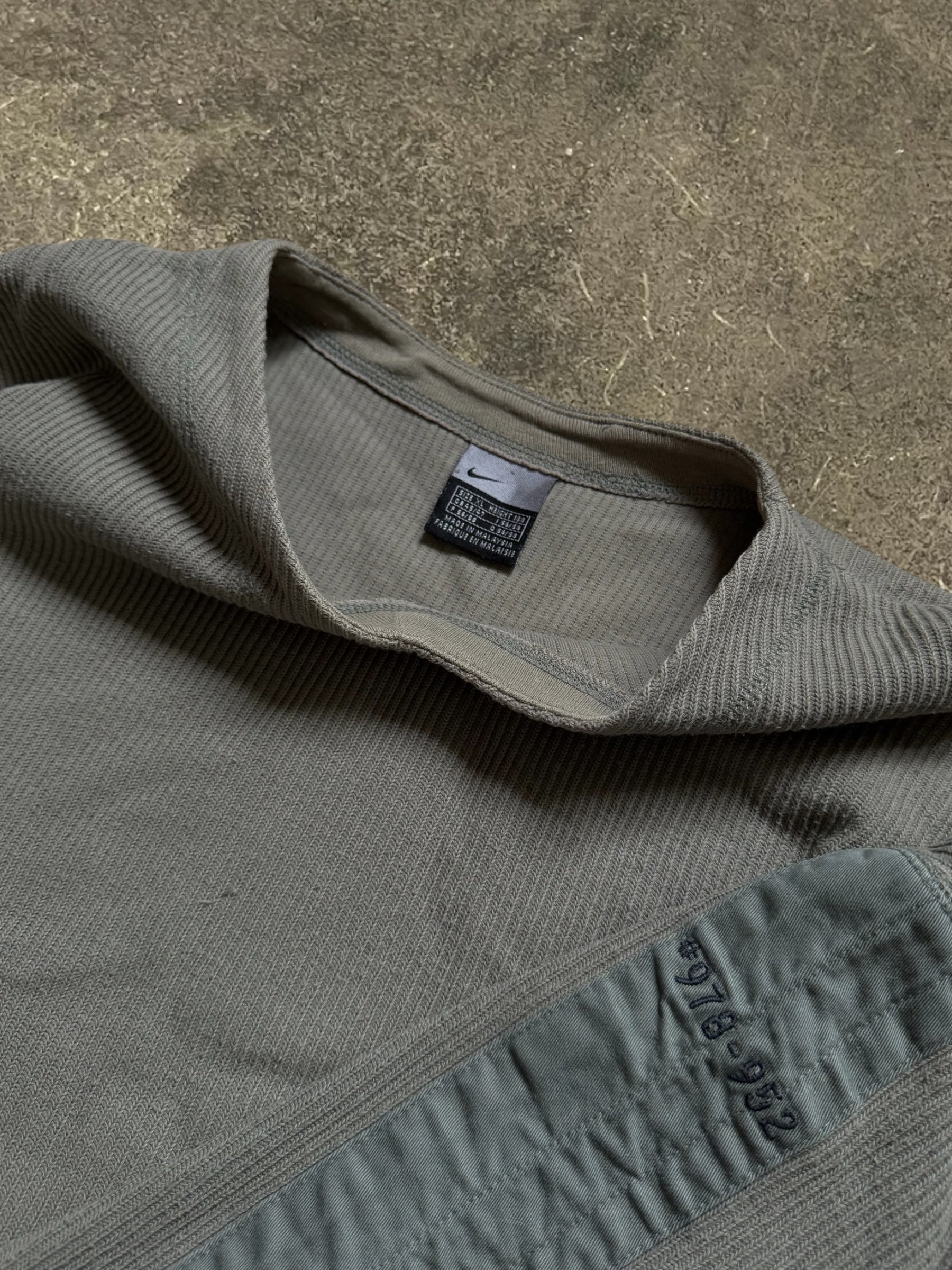 VINTAGE 00S NIKE SWEATSHIRT