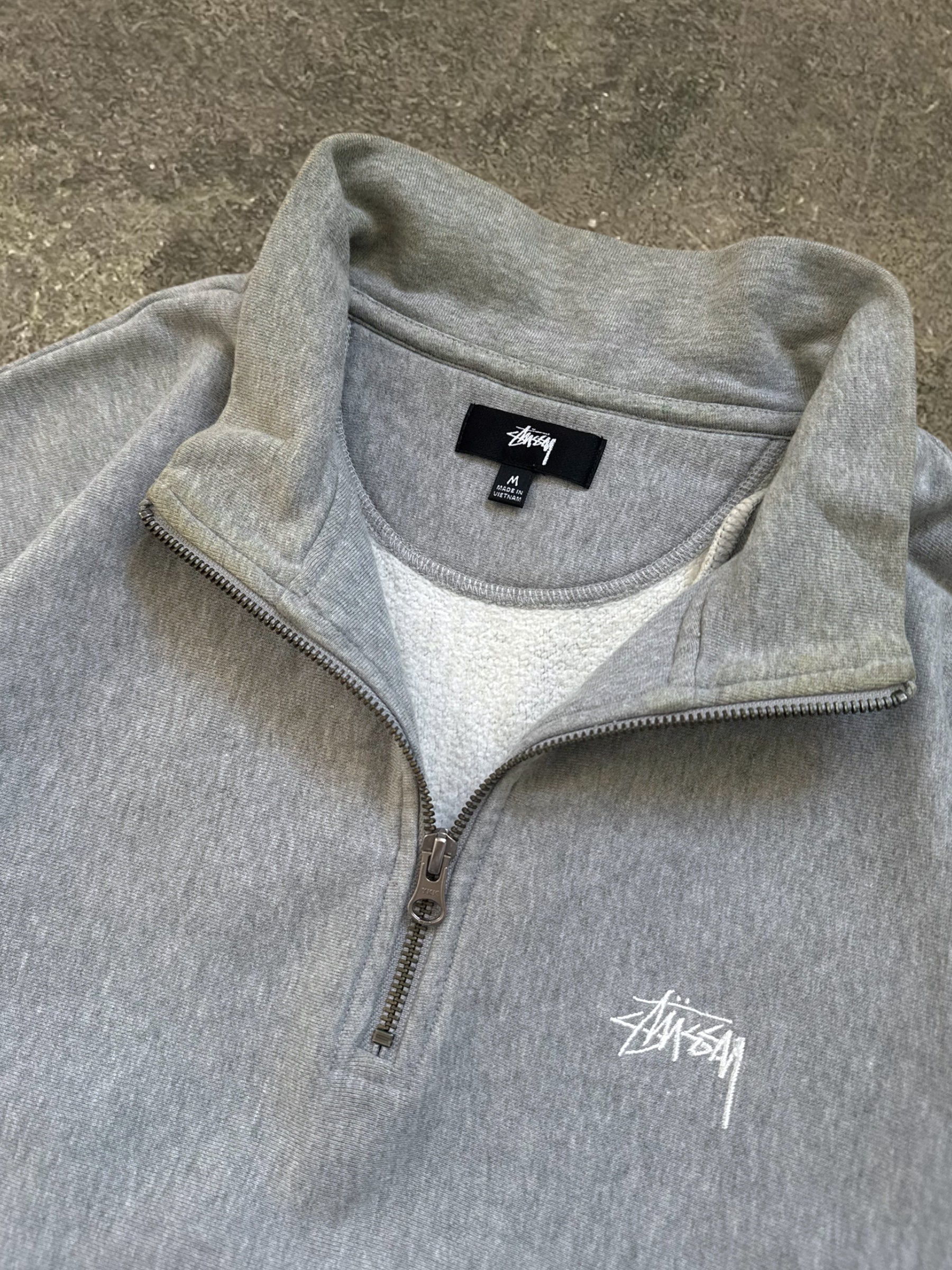 STÜSSY STOCK LOGO QUARTER-ZIP SWEATSHIRT