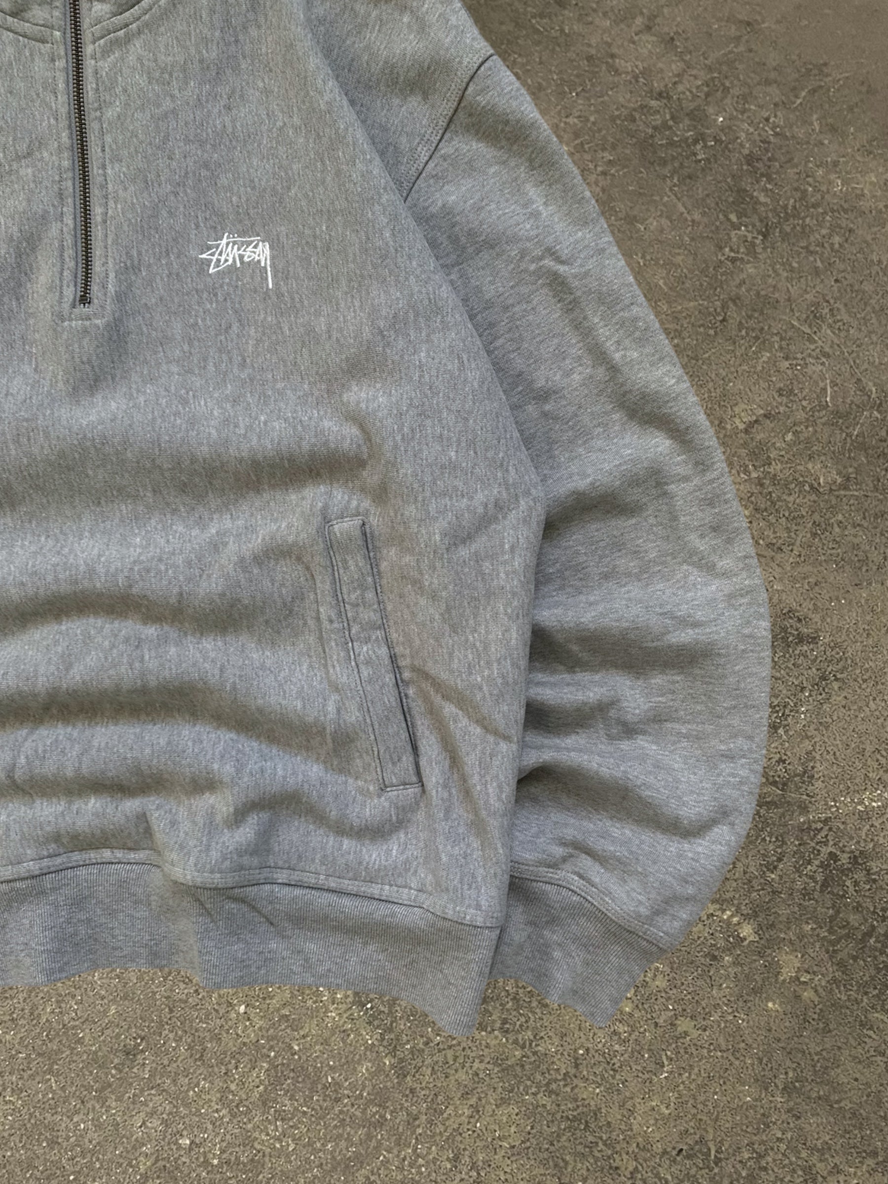STÜSSY STOCK LOGO QUARTER-ZIP SWEATSHIRT