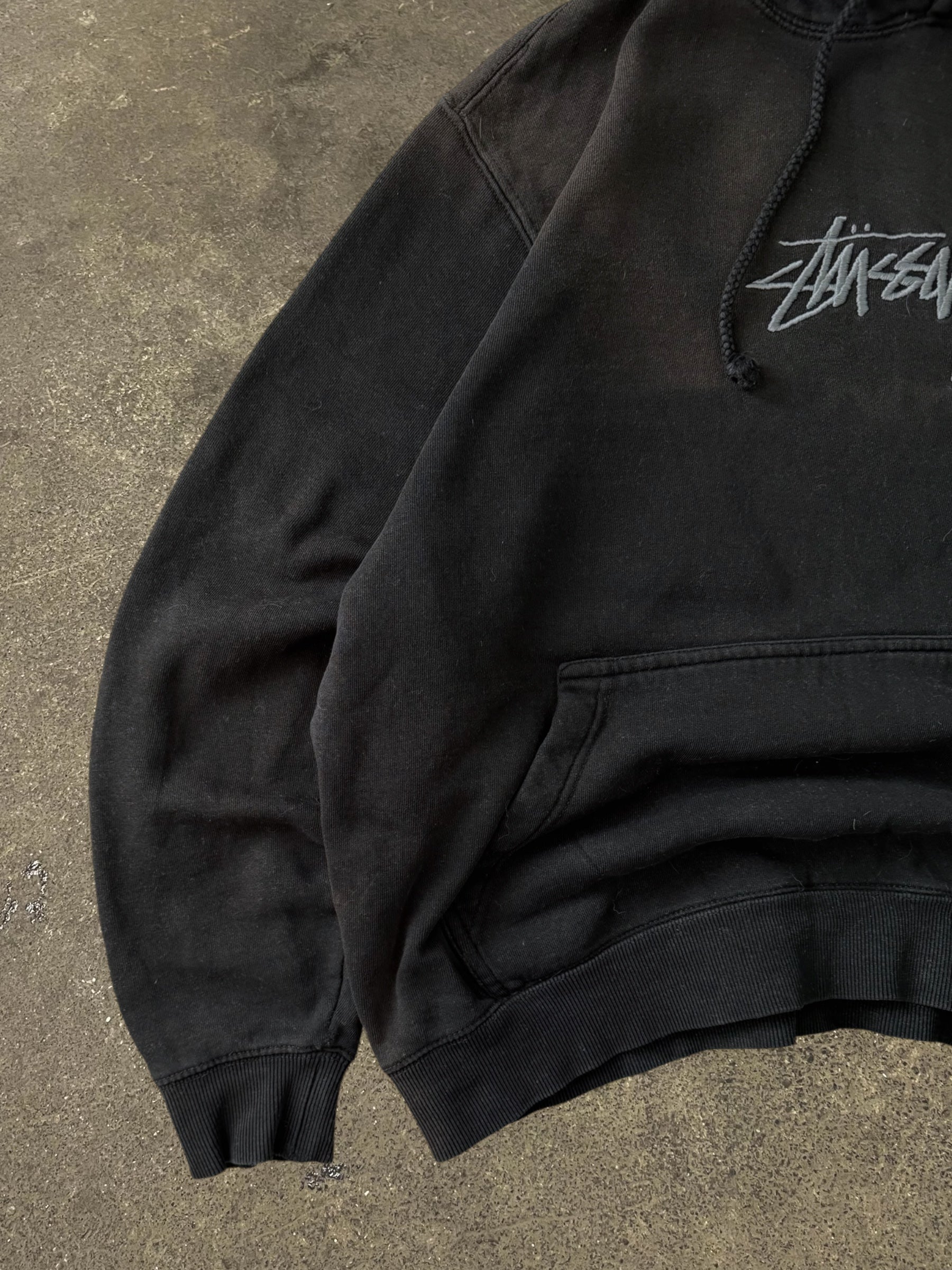 STÜSSY BLACK APPLIQUE LOGO HOODIE