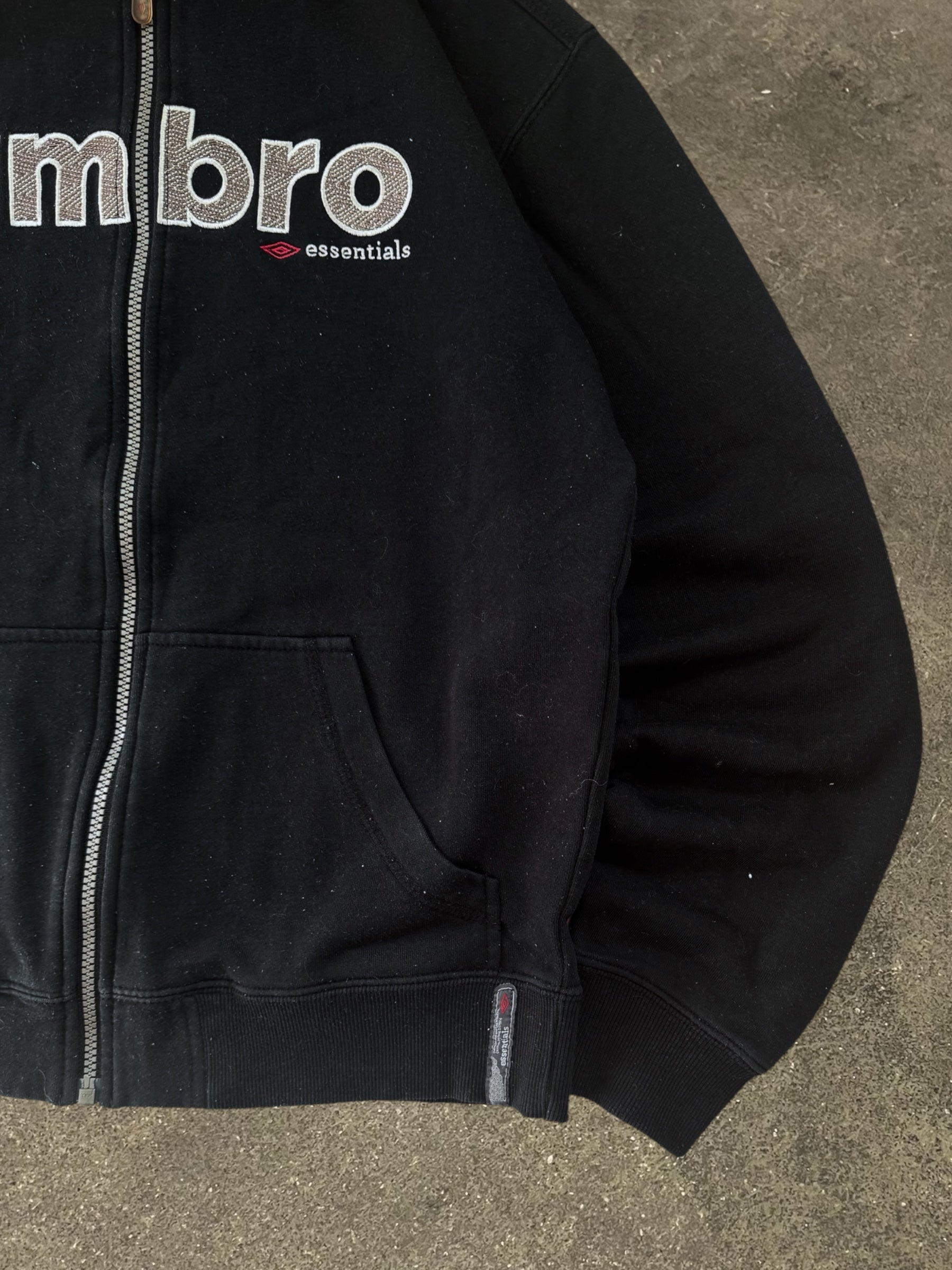 VINTAGE UMBRO BLACK ZIP-UP HOODIE