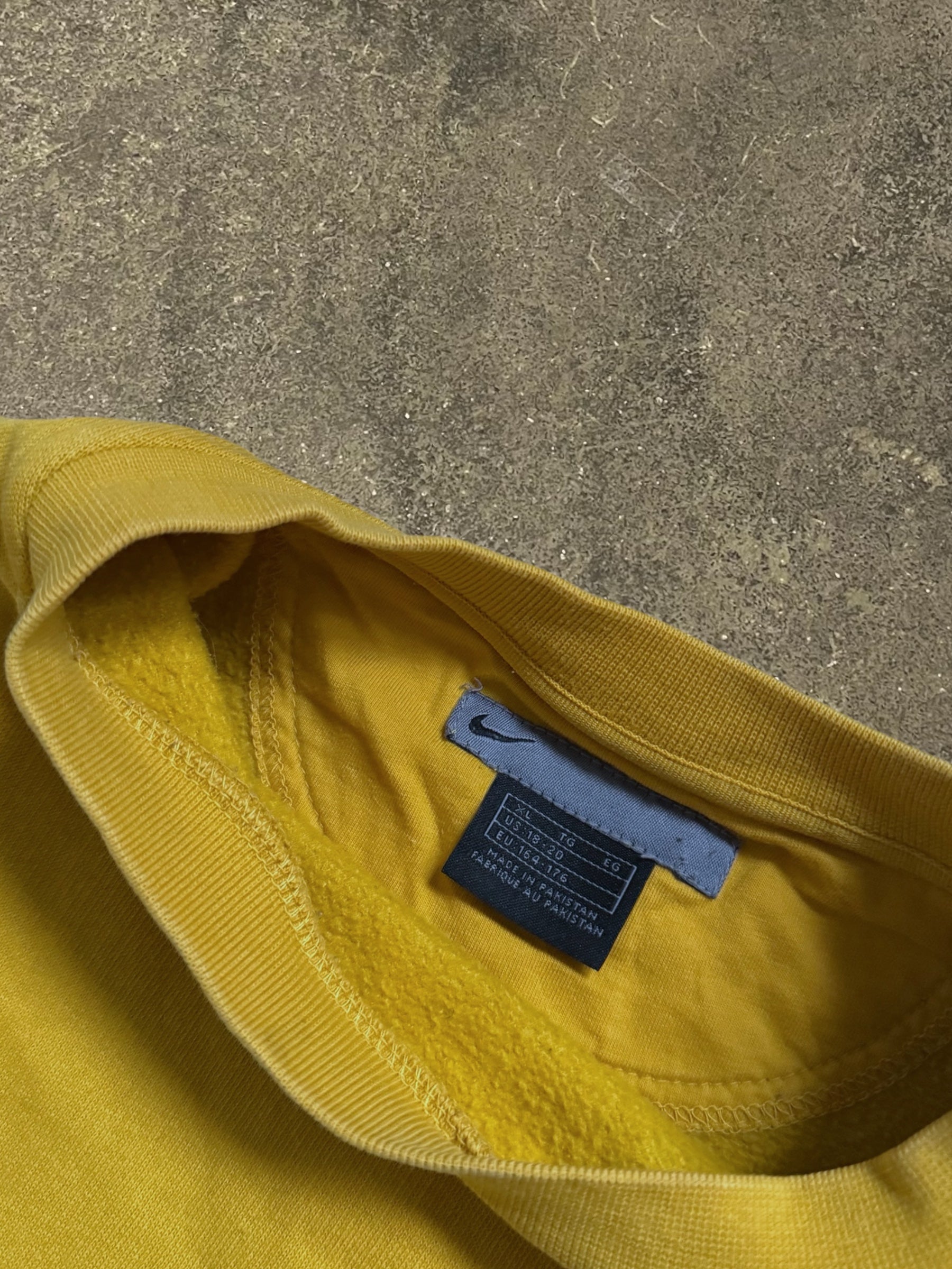 VINTAGE 00S NIKE SWEATSHIRT