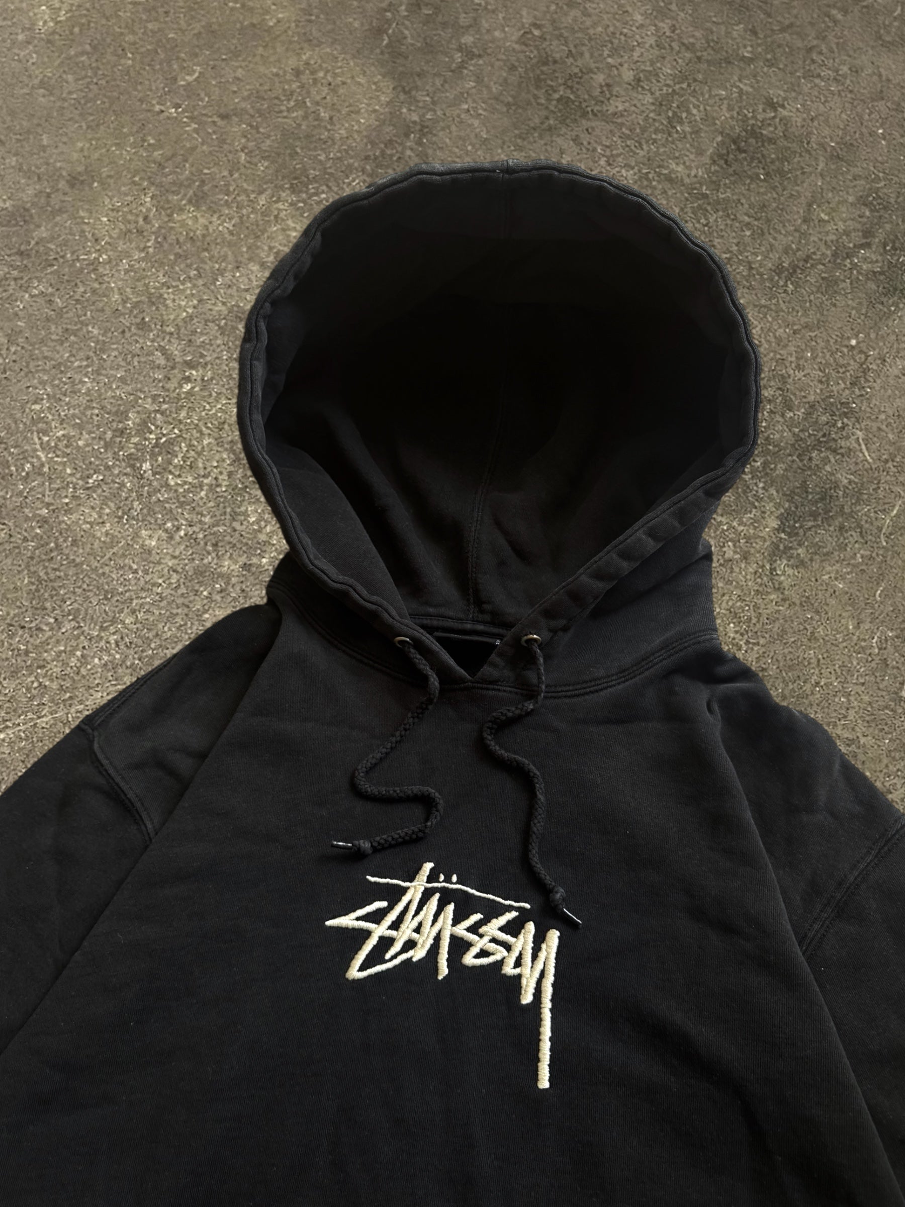 STÜSSY BLACK APPLIQUE LOGO HOODIE