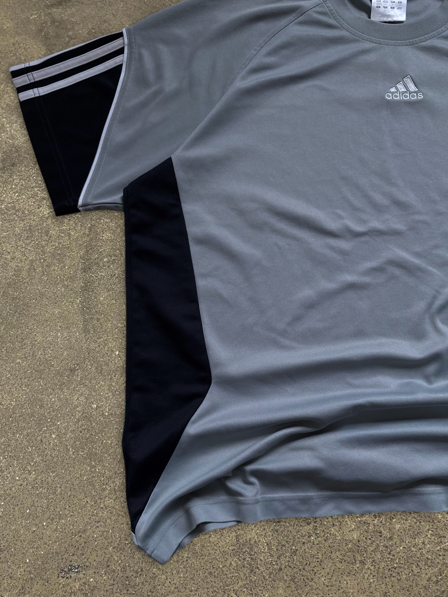 VINTAGE 00S ADIDAS T-SHIRT