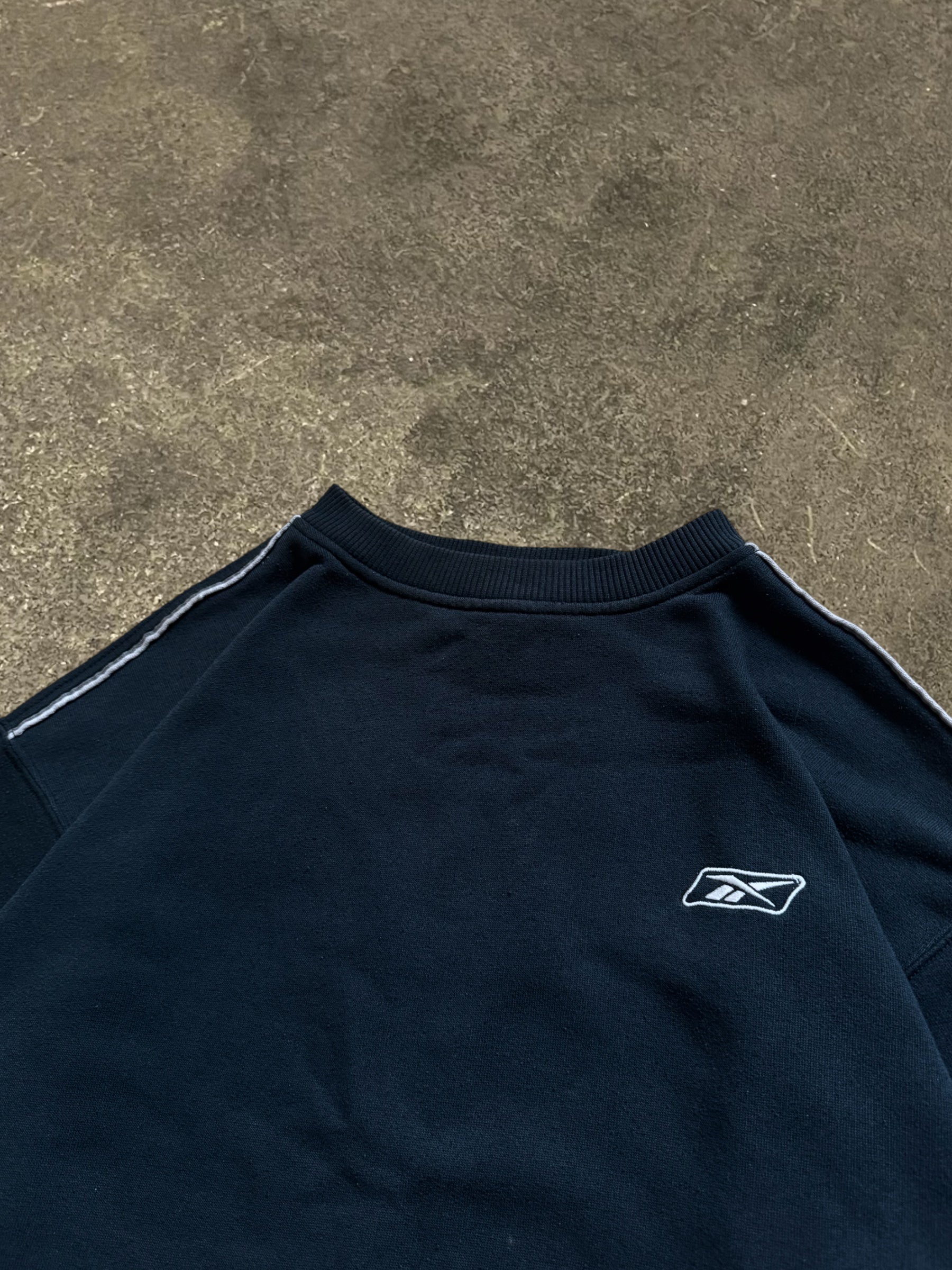 VINTAGE 90S NAVY REEBOK SWEATSHIRT