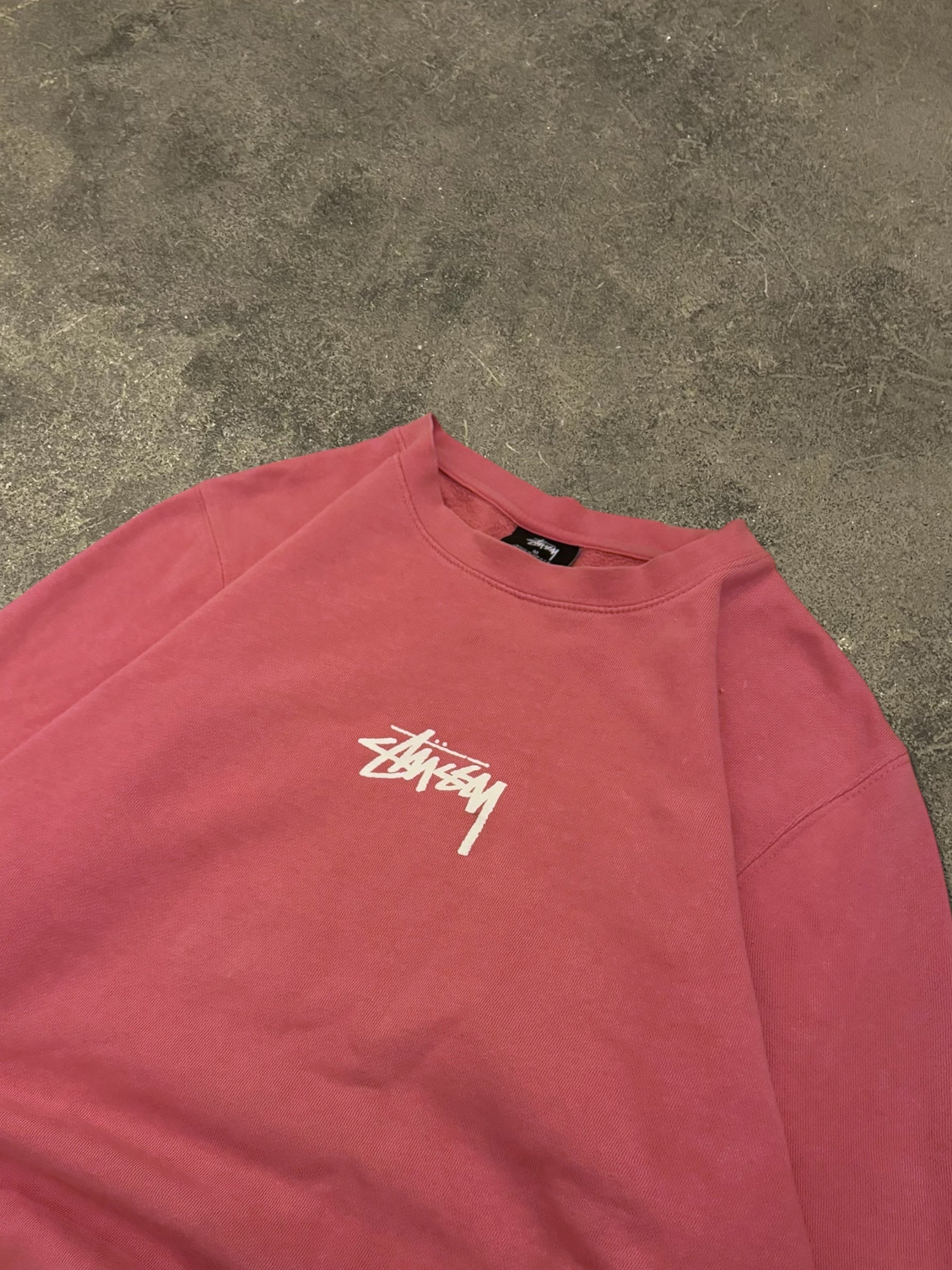 STÜSSY MIDDLE LOGO SWEATSHIRT