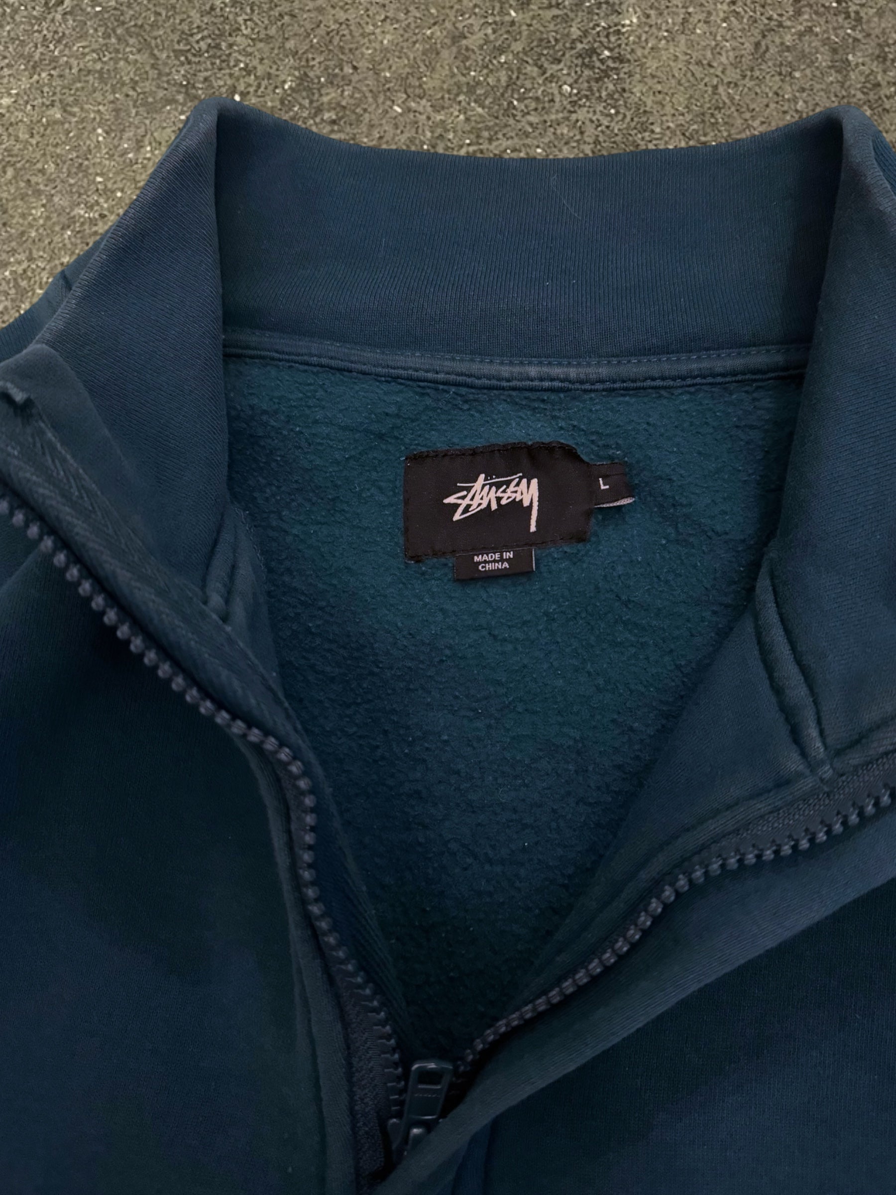 STÜSSY QUARTER ZIP SWEATSHIRT