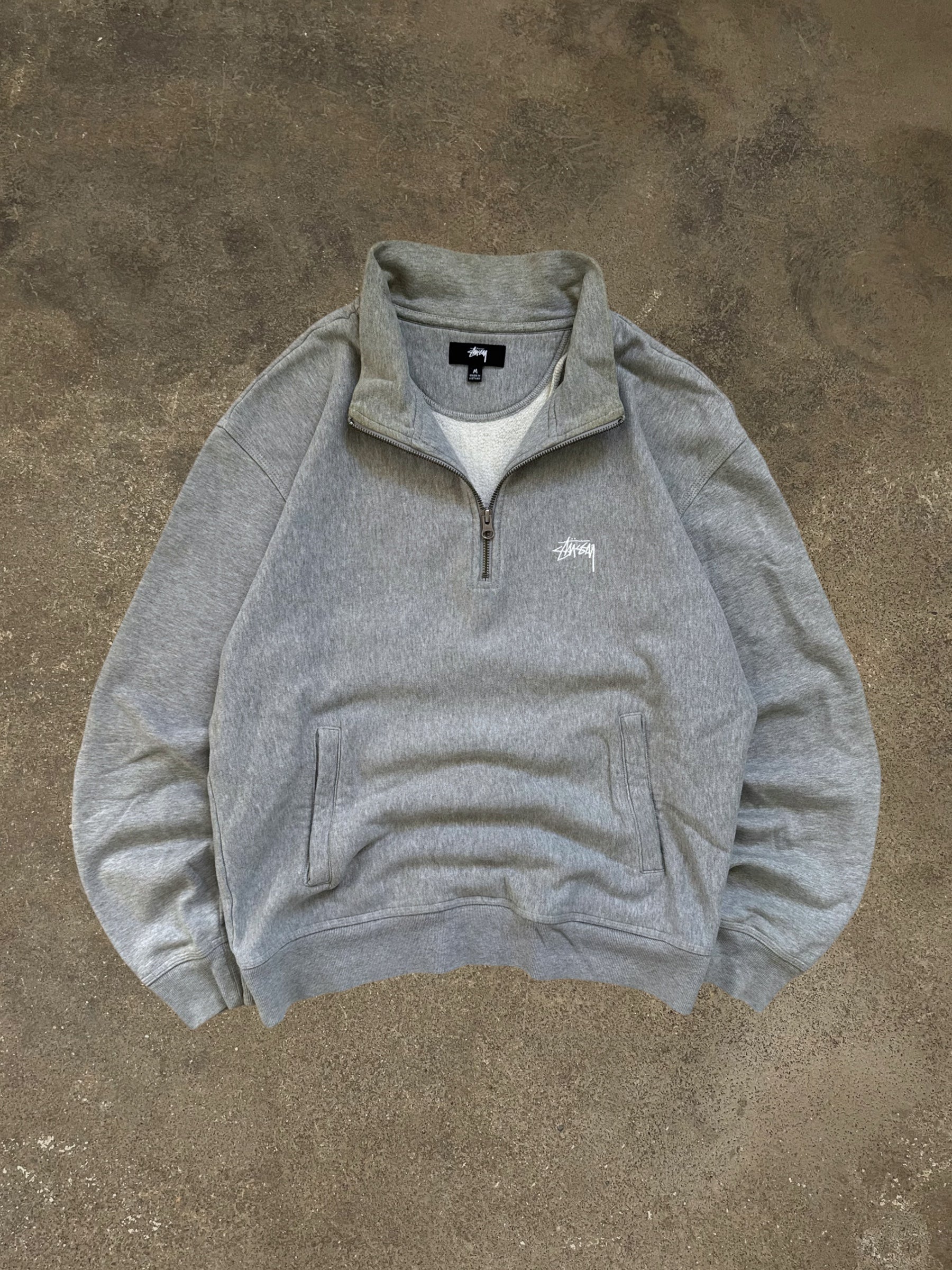 STÜSSY STOCK LOGO QUARTER-ZIP SWEATSHIRT