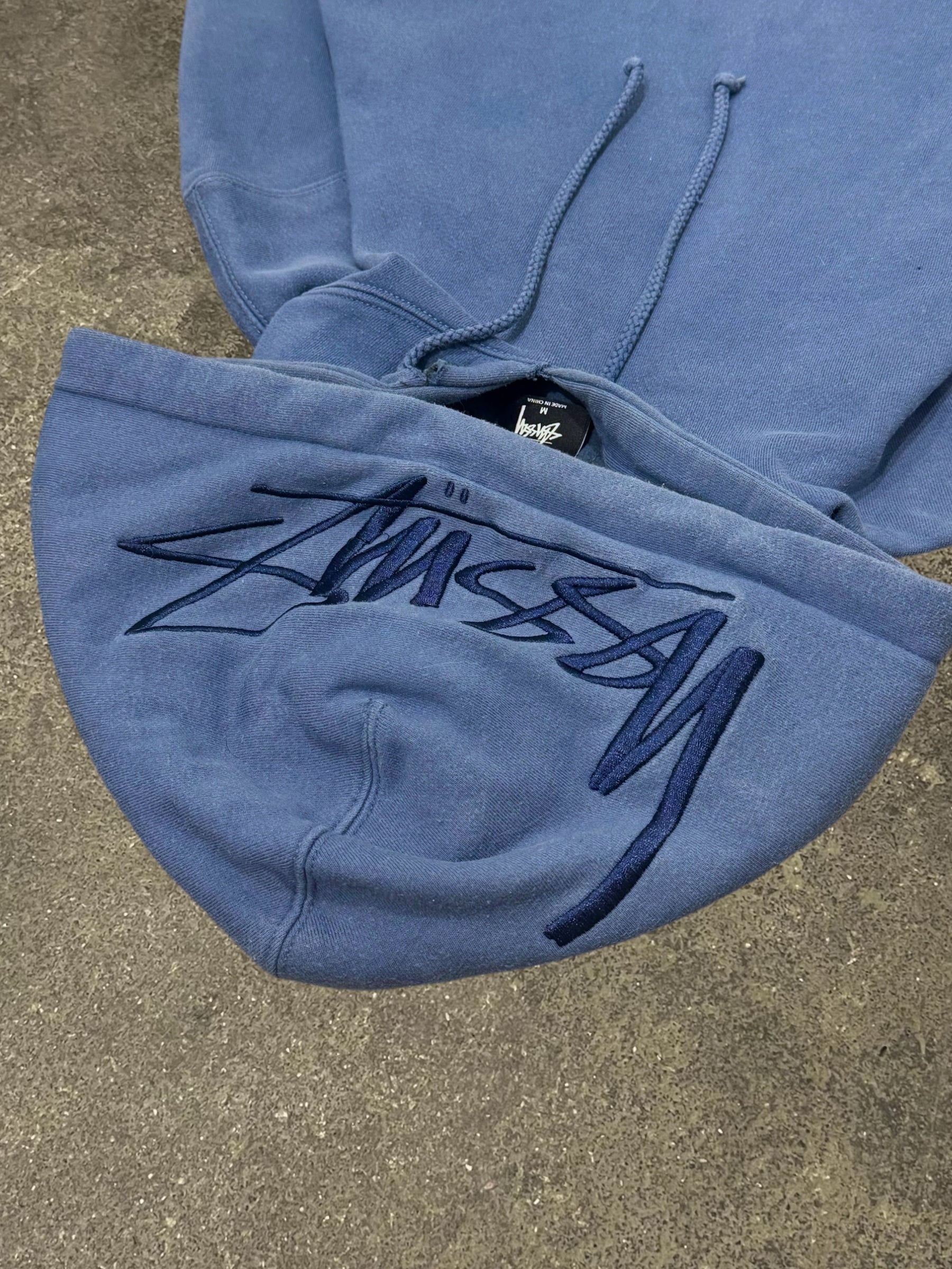 STÜSSY BACK HOOD APPLIQUE HOODIE