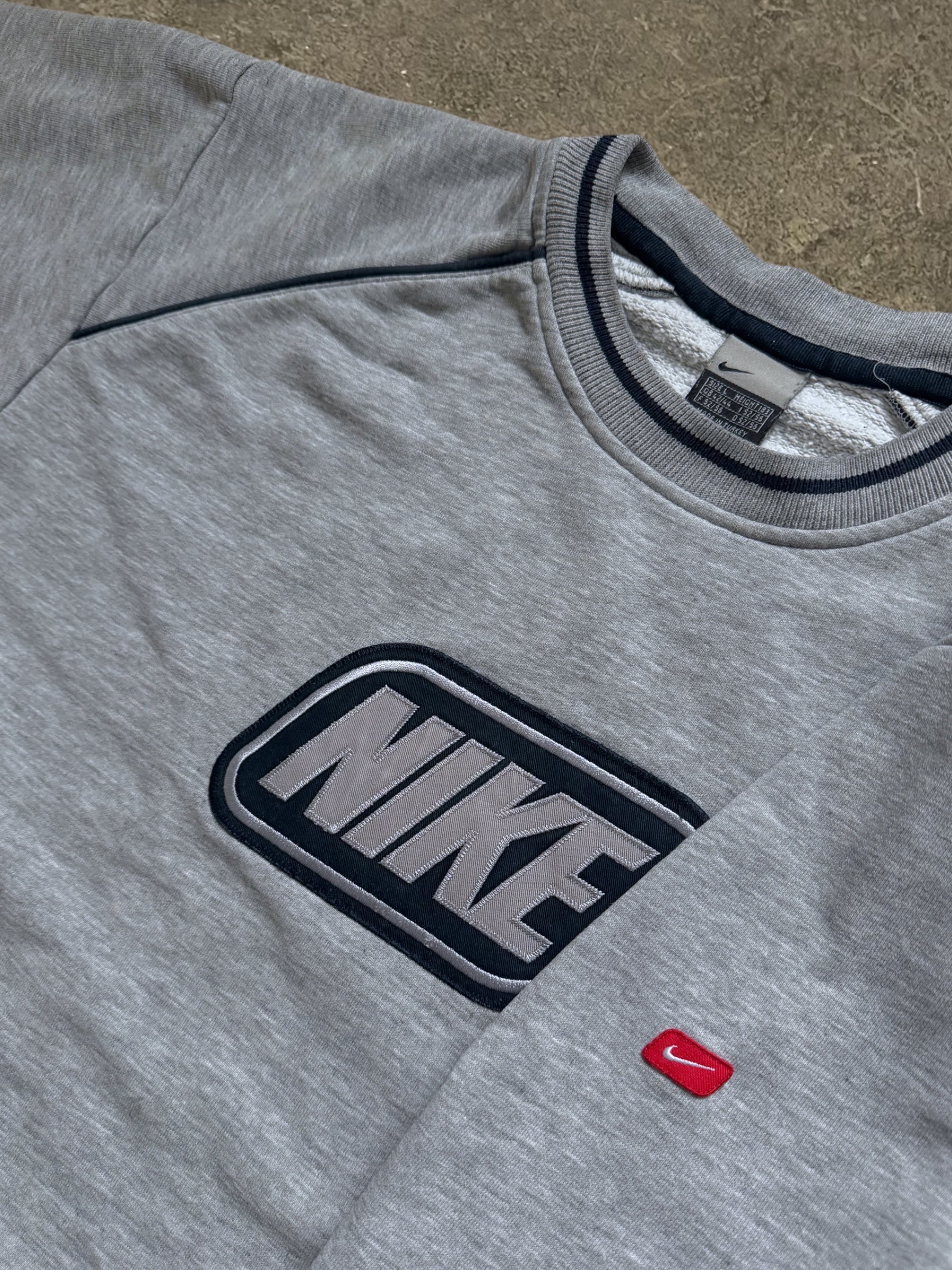 VINTAGE 00S NIKE SWEATSHIRT