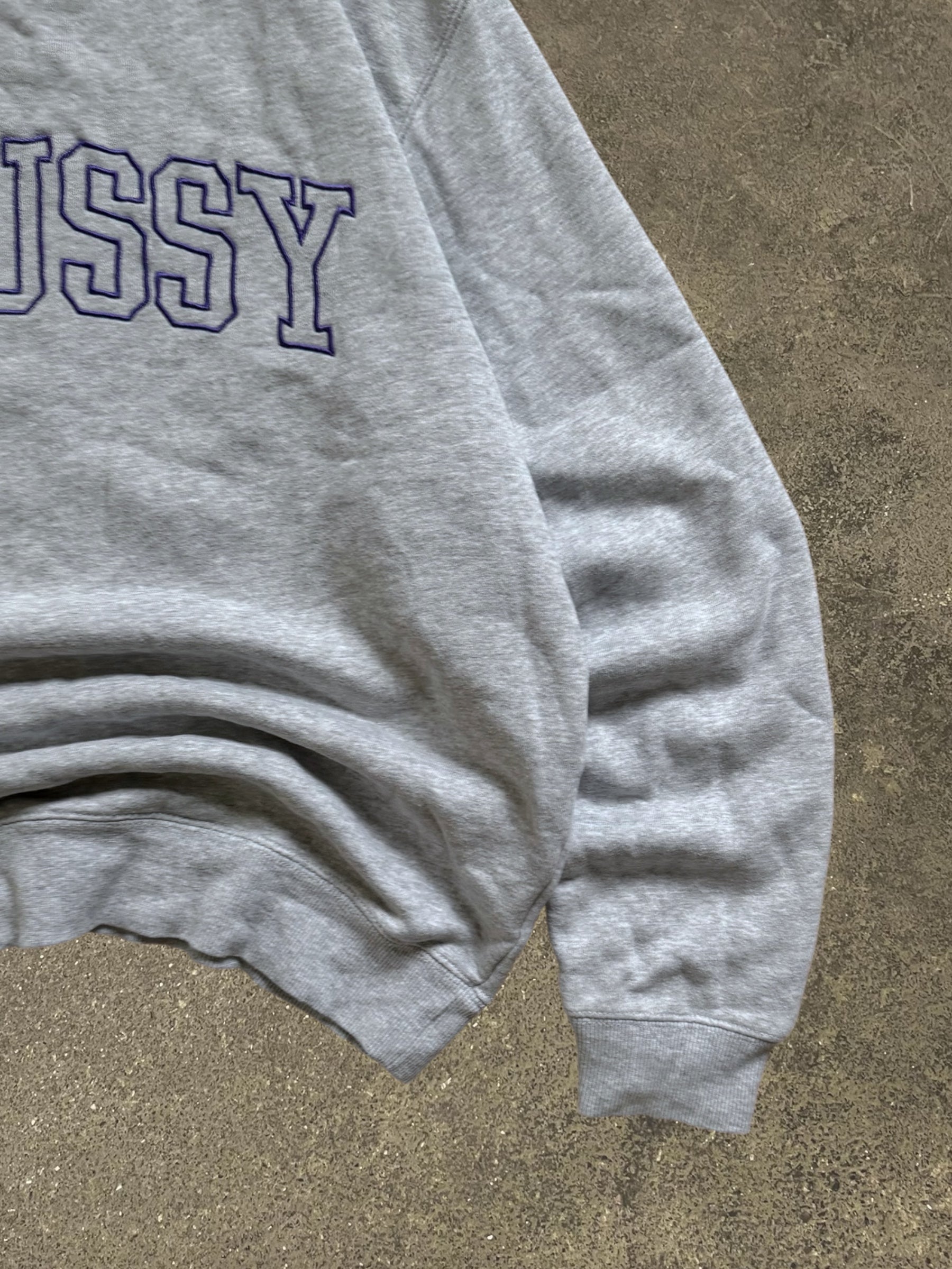 STÜSSY GREY SPELLOUT LOGO SWEATSHIRT