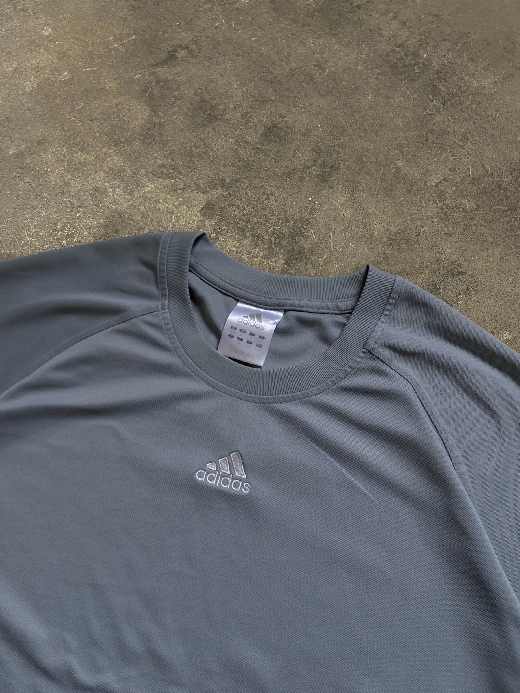 VINTAGE 00S ADIDAS T-SHIRT