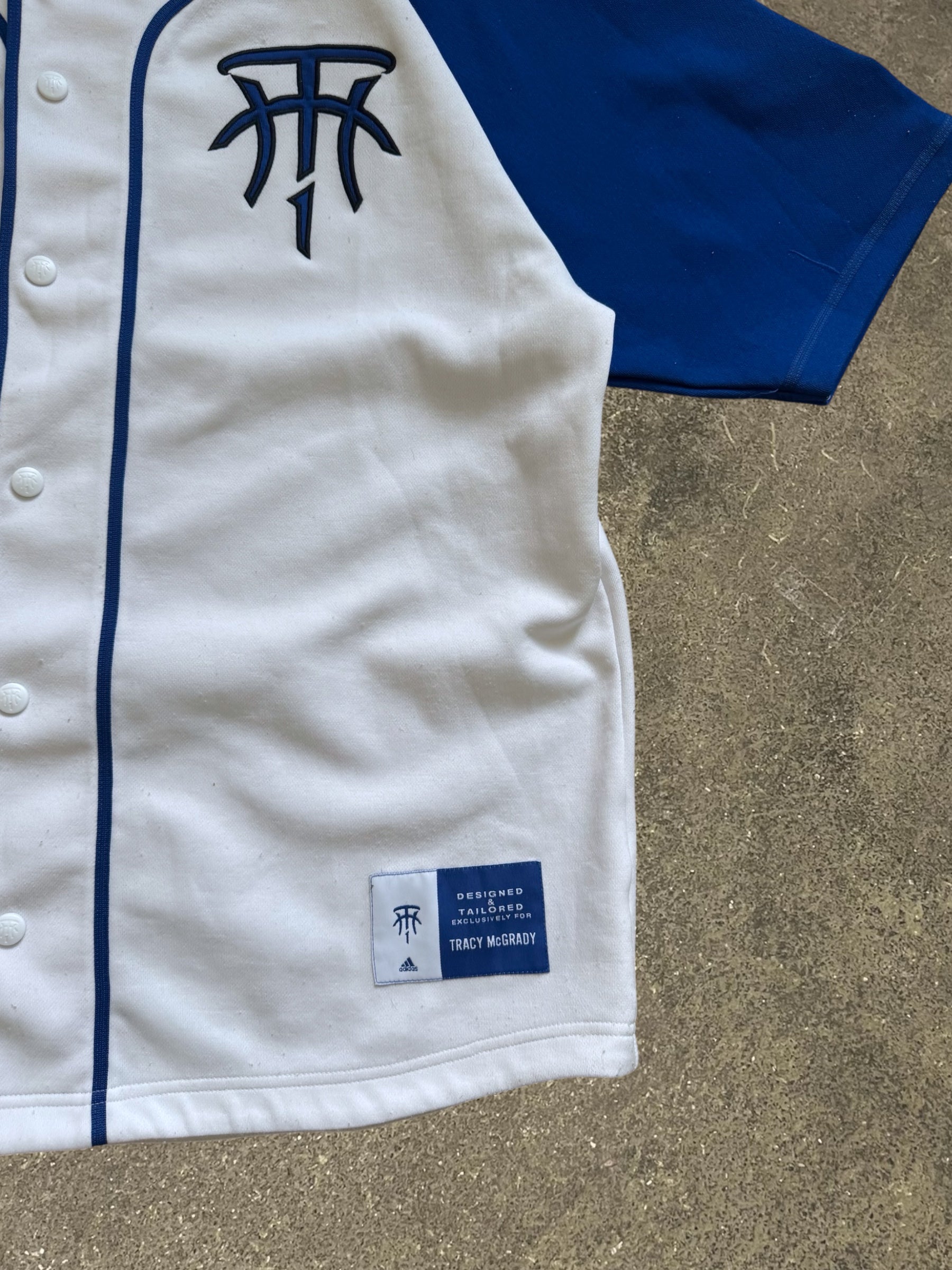 VINTAGE 00S ADIDAS BASKETBALL T-SHIRT