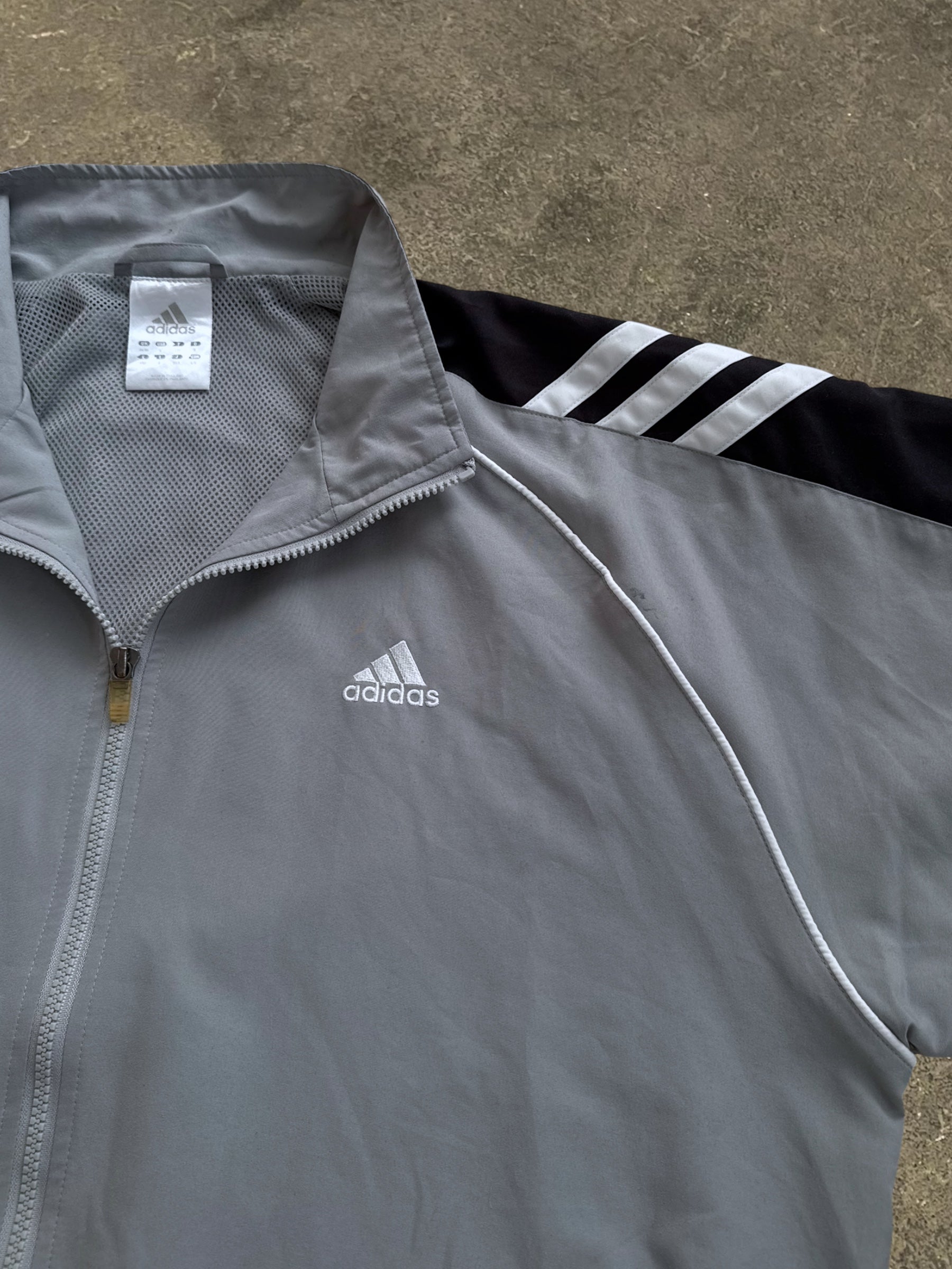 VINTAGE 00S GREY ADIDAS WINDBREAKER