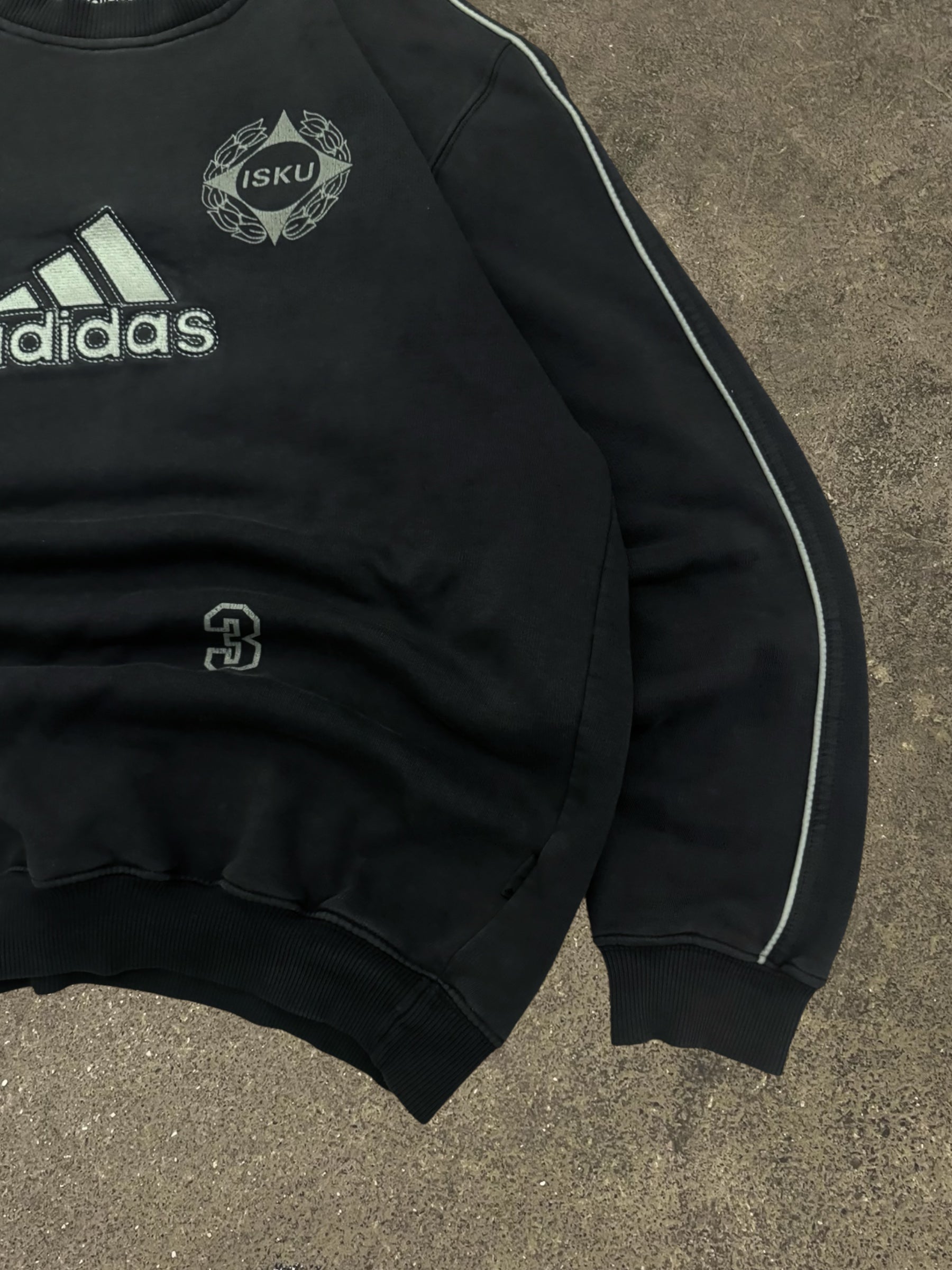 VINTAGE 90S BLACK ADIDAS SWEATSHIRT