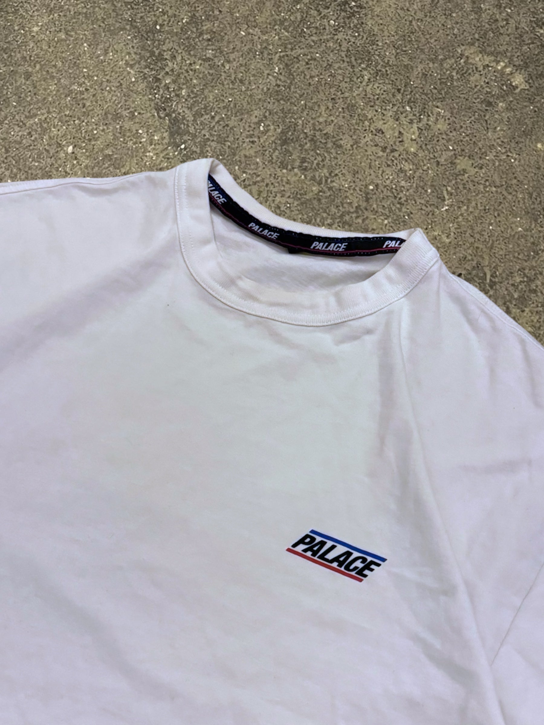 PALACE BASICALLY A T-SHIRT