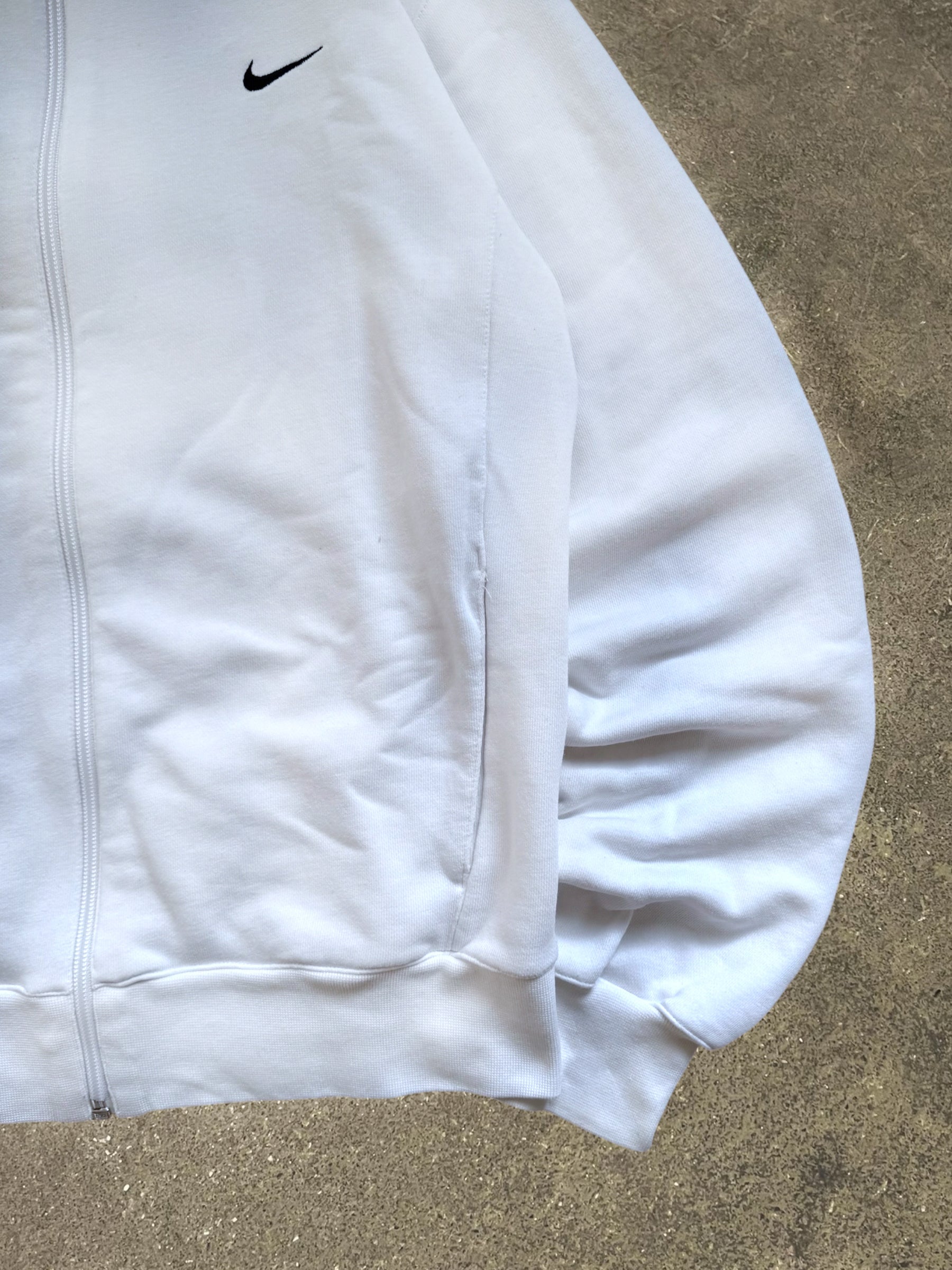VINTAGE 00S WHITE NIKE ZIP-UP SWEATSHIRT