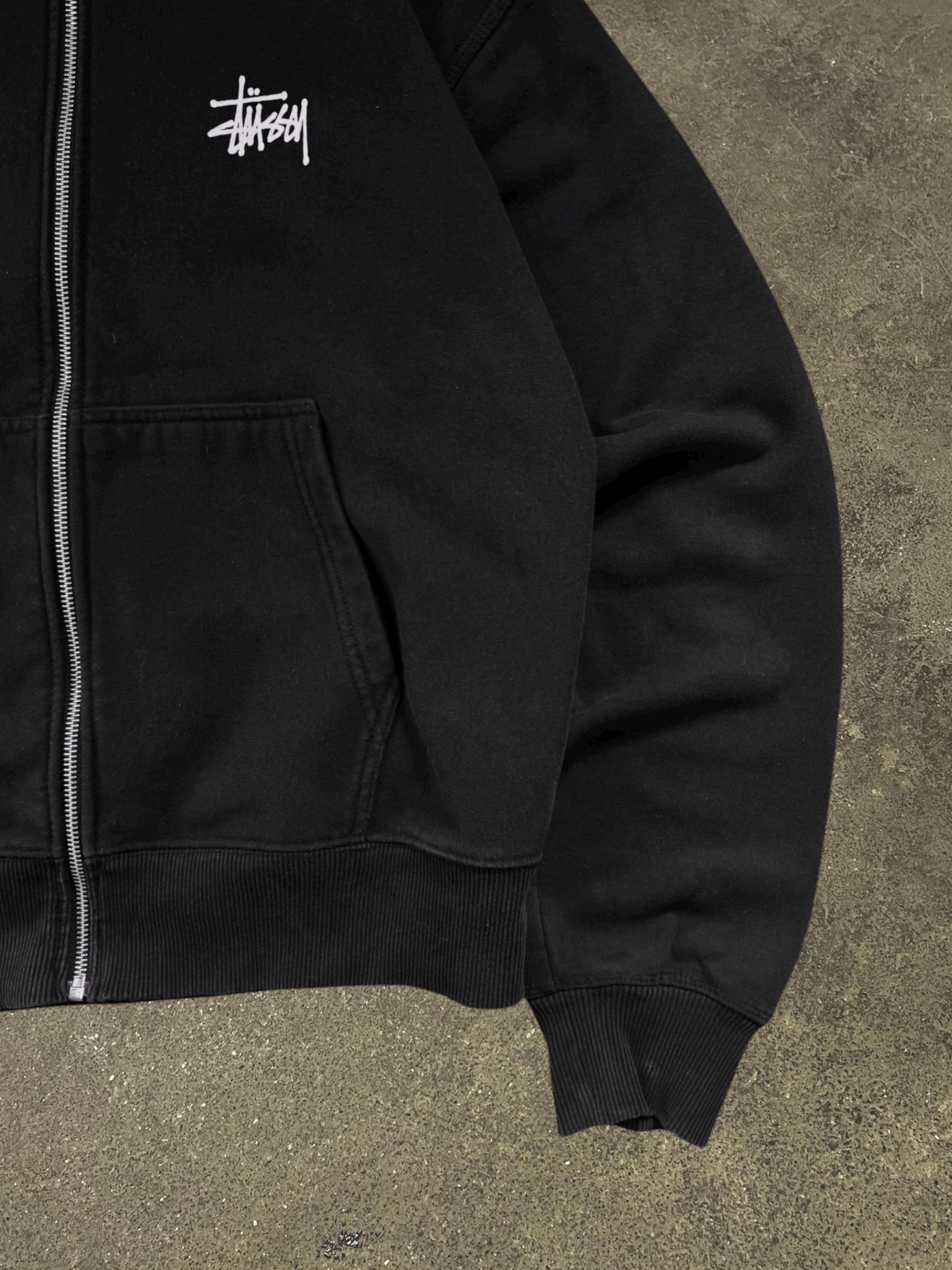 STÜSSY BLACK BASIC LOGO ZIP-UP HOODIE