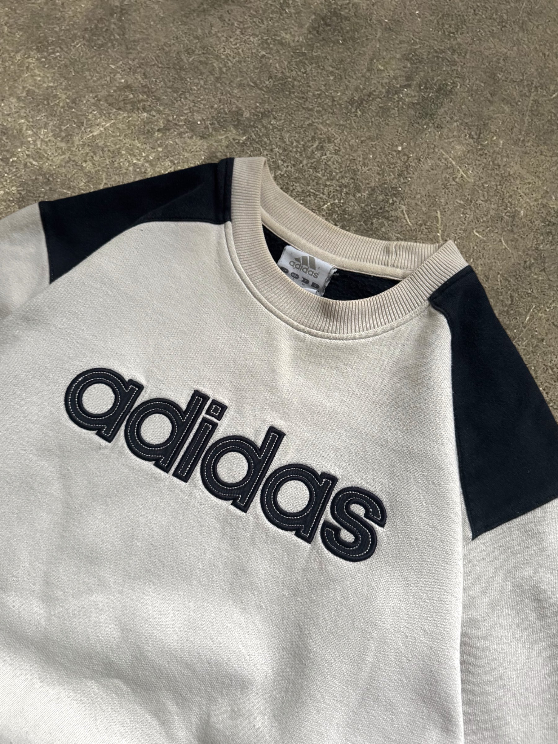 VINTAGE 00S ADIDAS SWEATSHIRT