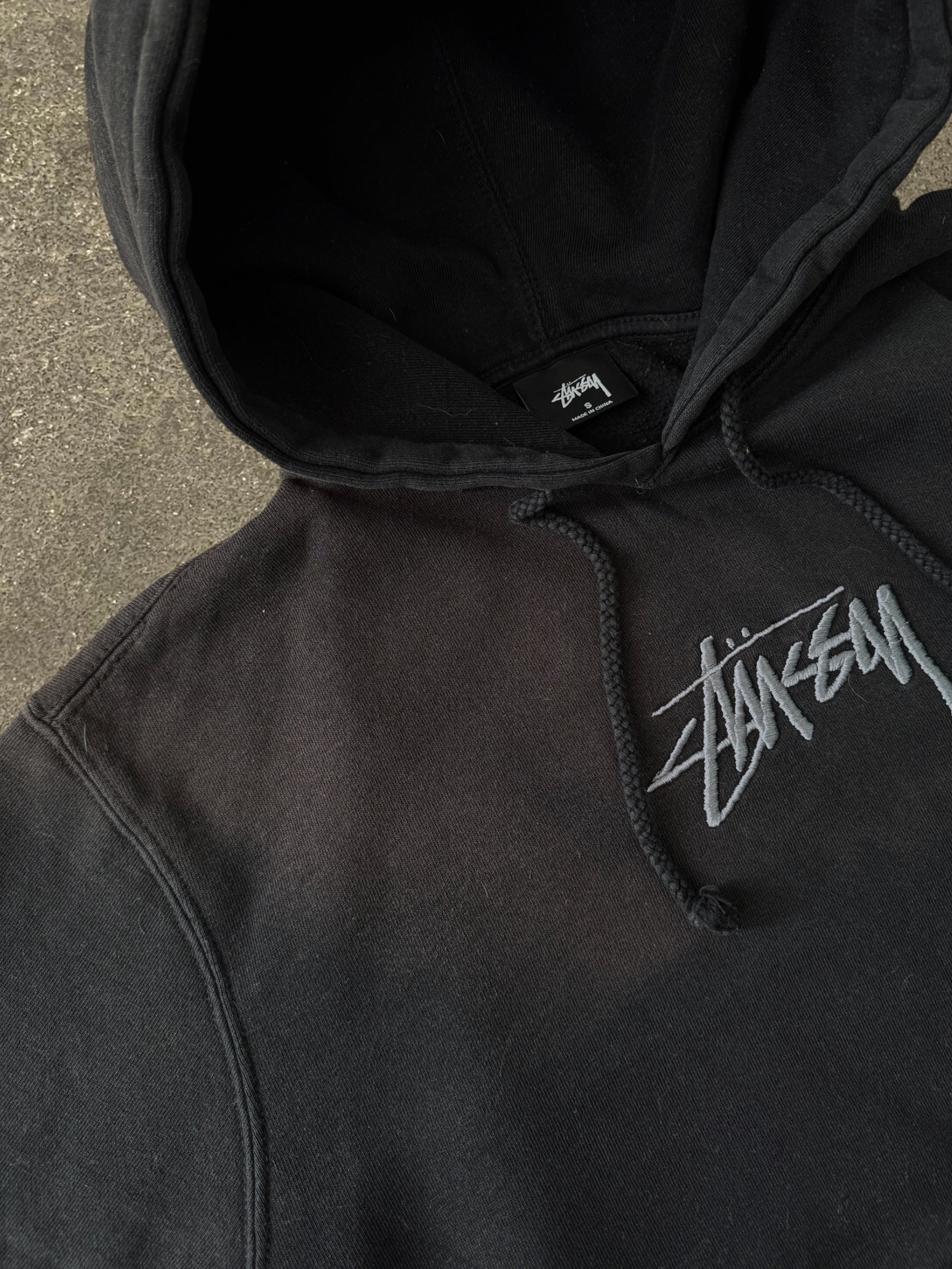 STÜSSY BLACK APPLIQUE LOGO HOODIE