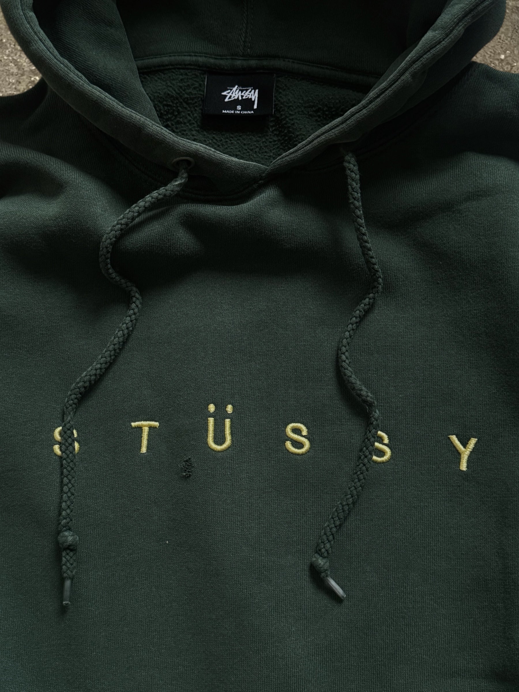 STÜSSY HELVETICA LOGO HOODIE