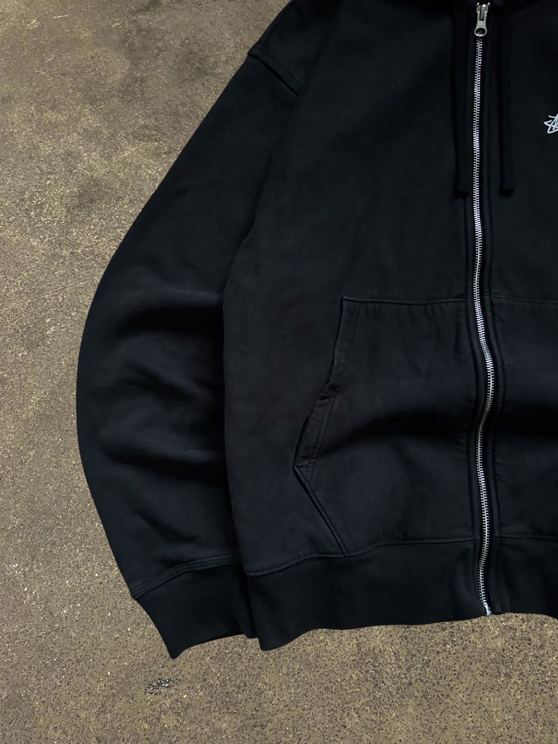 STÜSSY STOCK LOGO ZIP-UP HOODIE